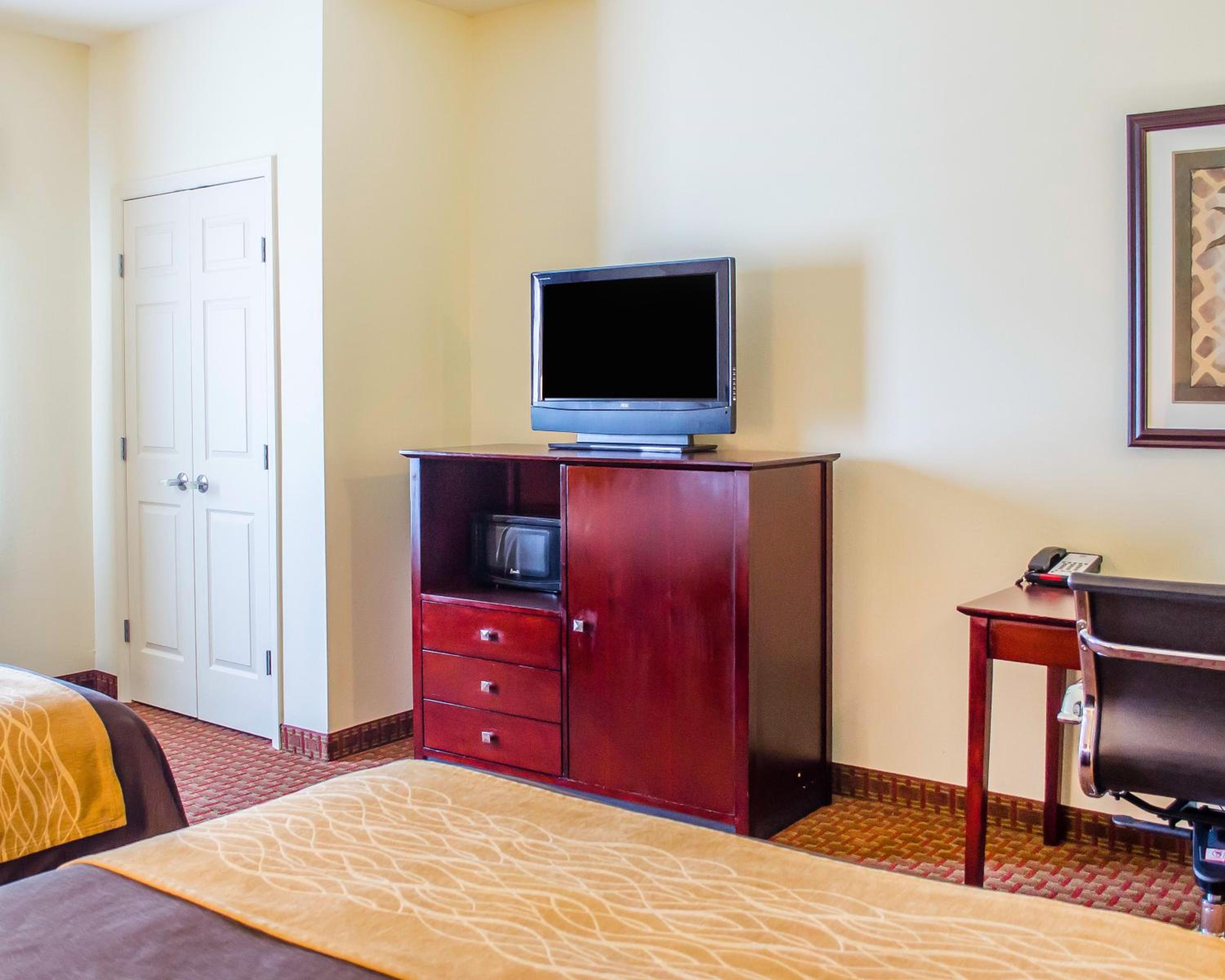Queen Room with Two Queen Beds - Non-Smoking - Photo 2