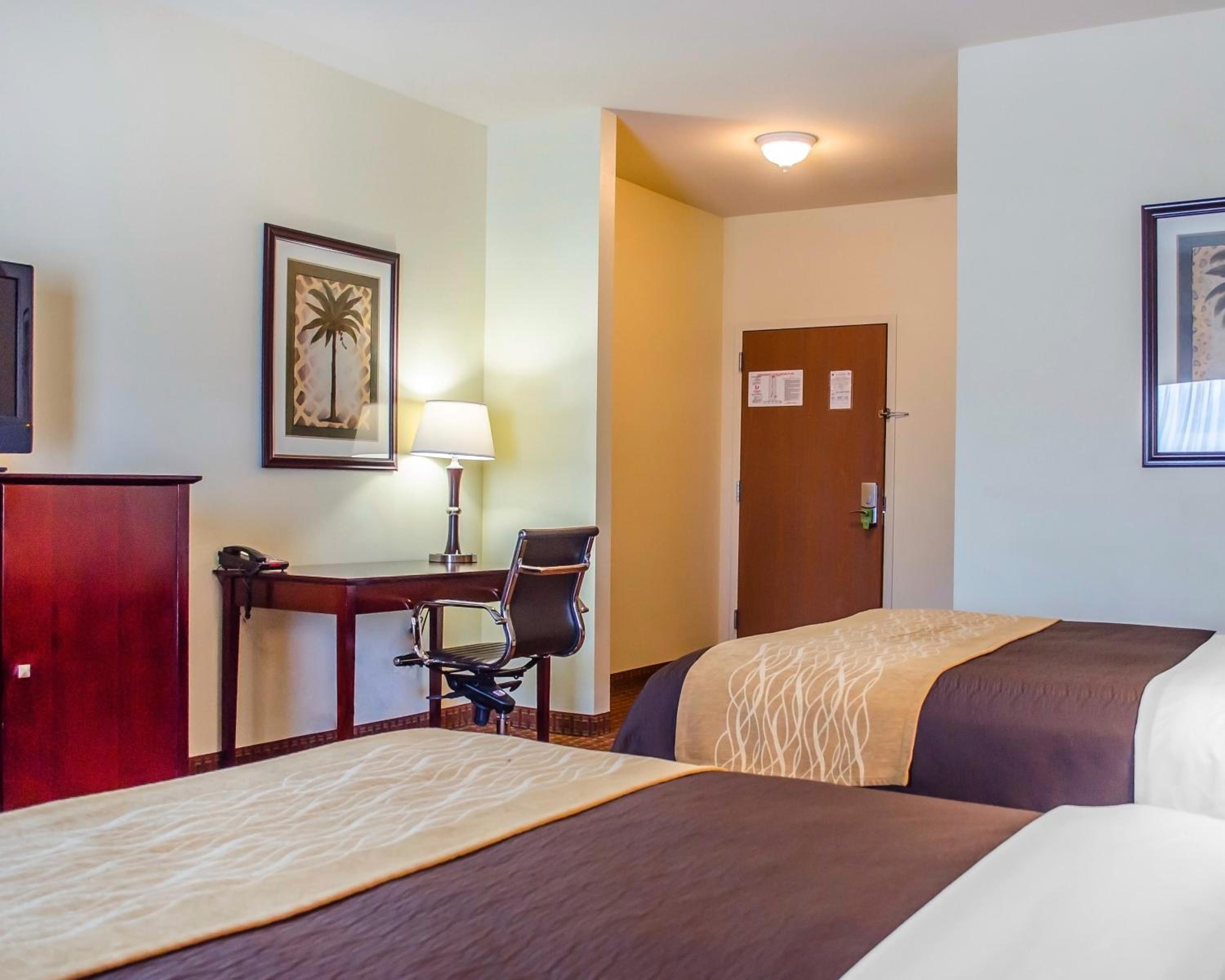 Queen Room with Two Queen Beds - Non-Smoking - Photo 4