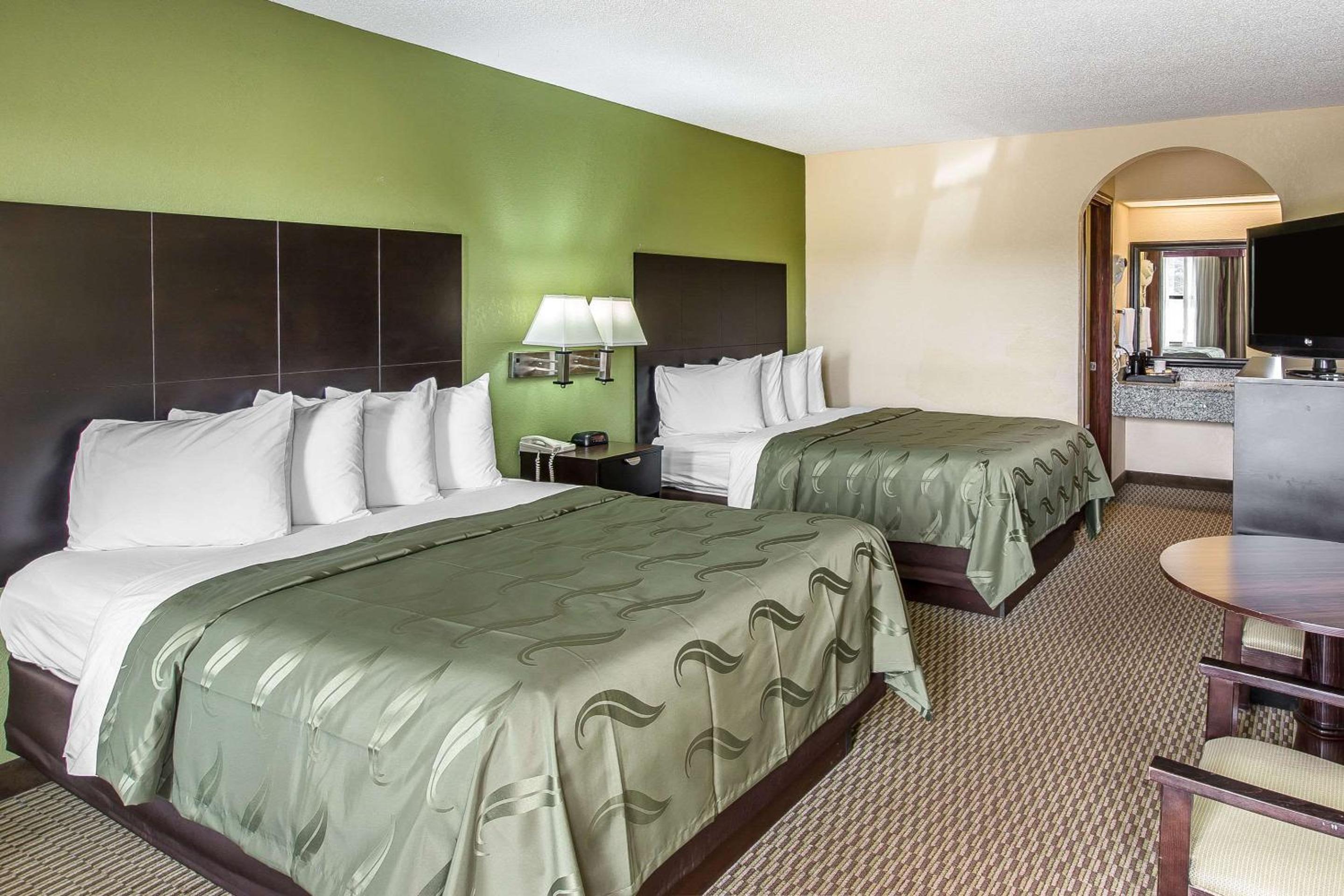 Queen Room with Two Queen Beds - Non-Smoking - Photo 6