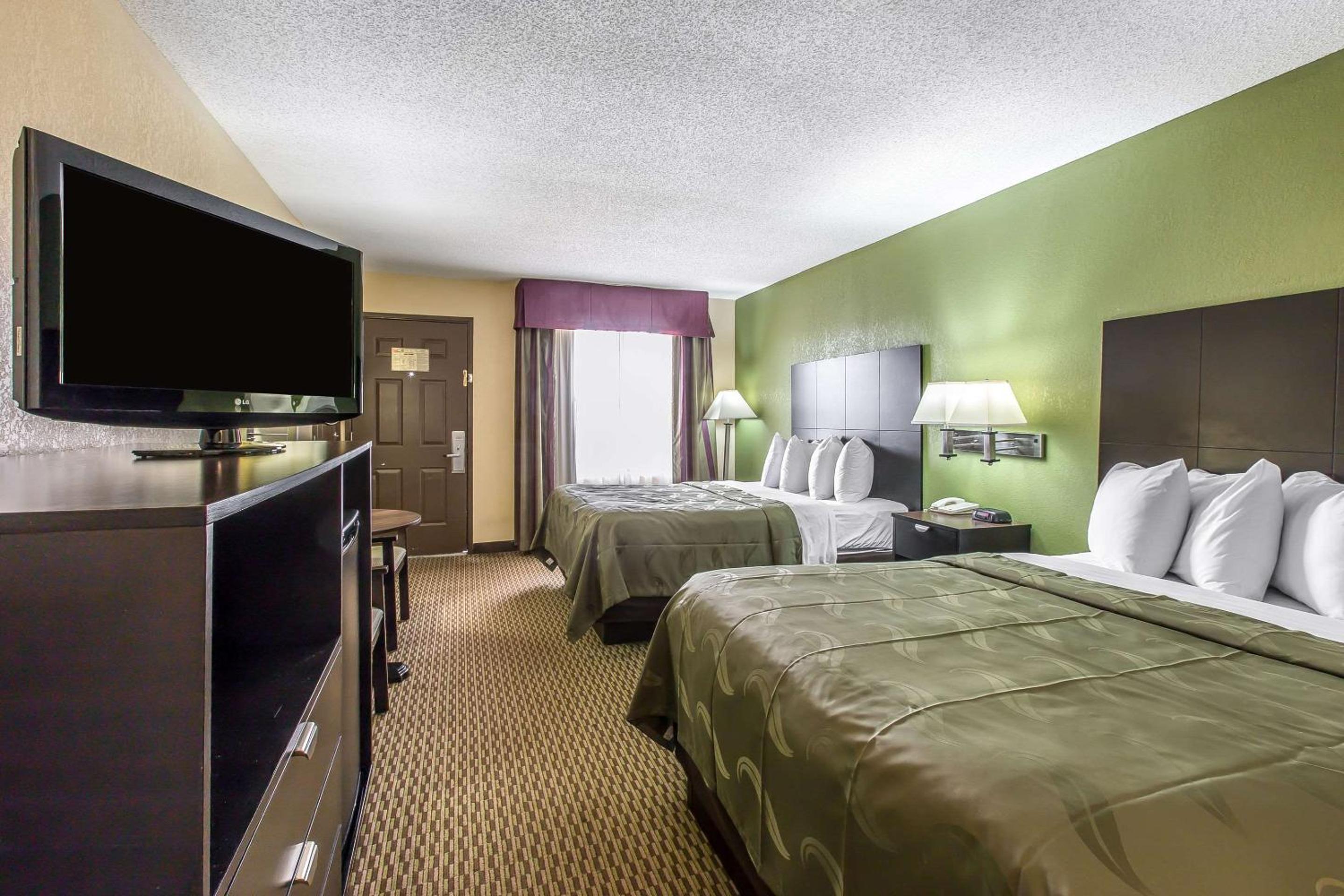 Queen Room with Two Queen Beds - Non-Smoking - Photo 3
