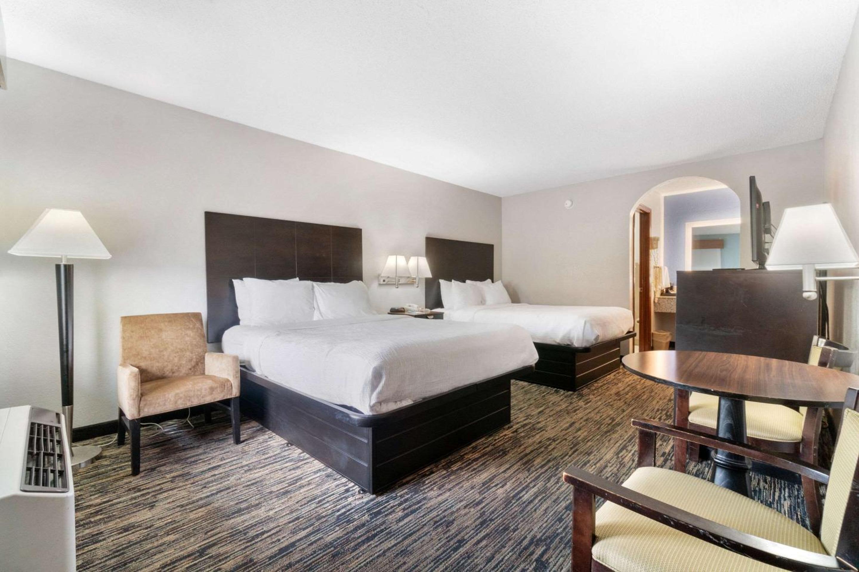 Queen Room with Two Queen Beds - Non-Smoking - Photo 2