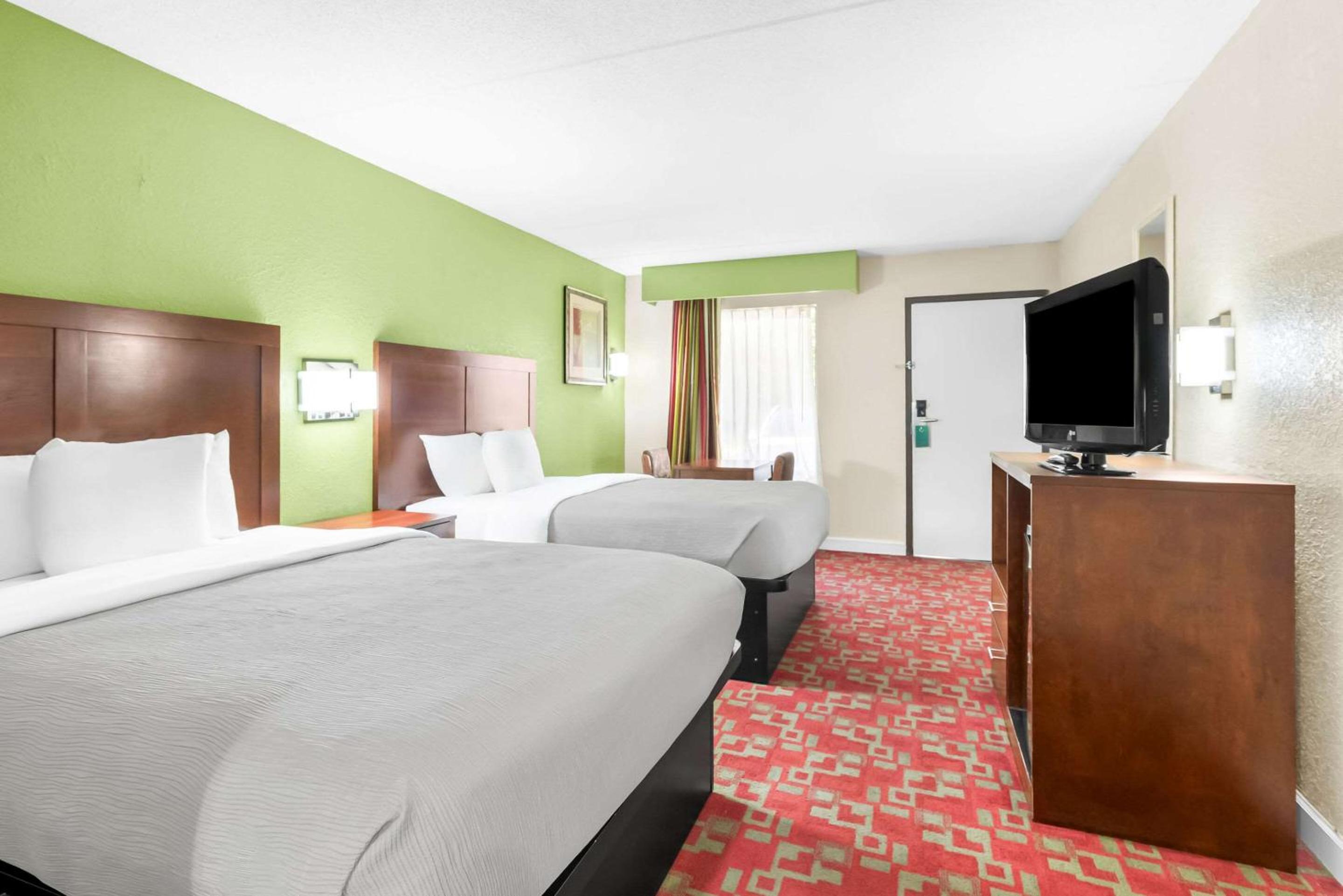 Double Room with Two Double Beds - Smoking photo 3