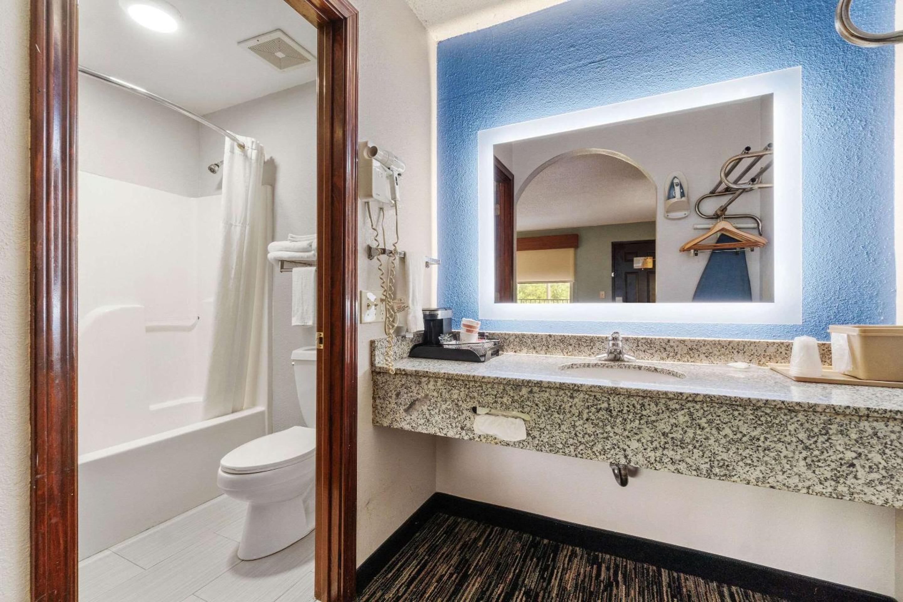 Queen Room with Two Queen Beds - Non-Smoking - Photo 8