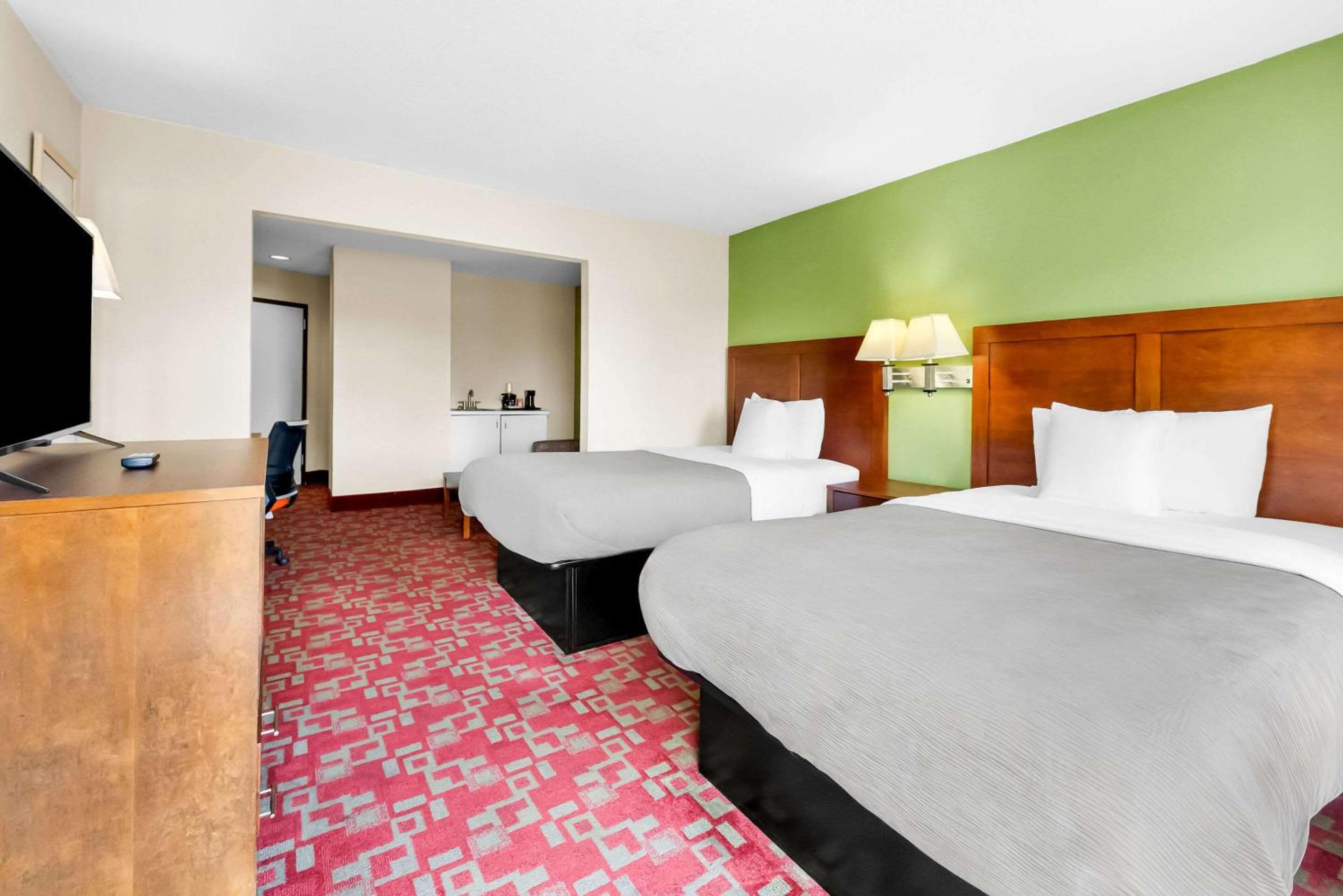 Double Suite with Two Double Beds - Non Smoking photo 2