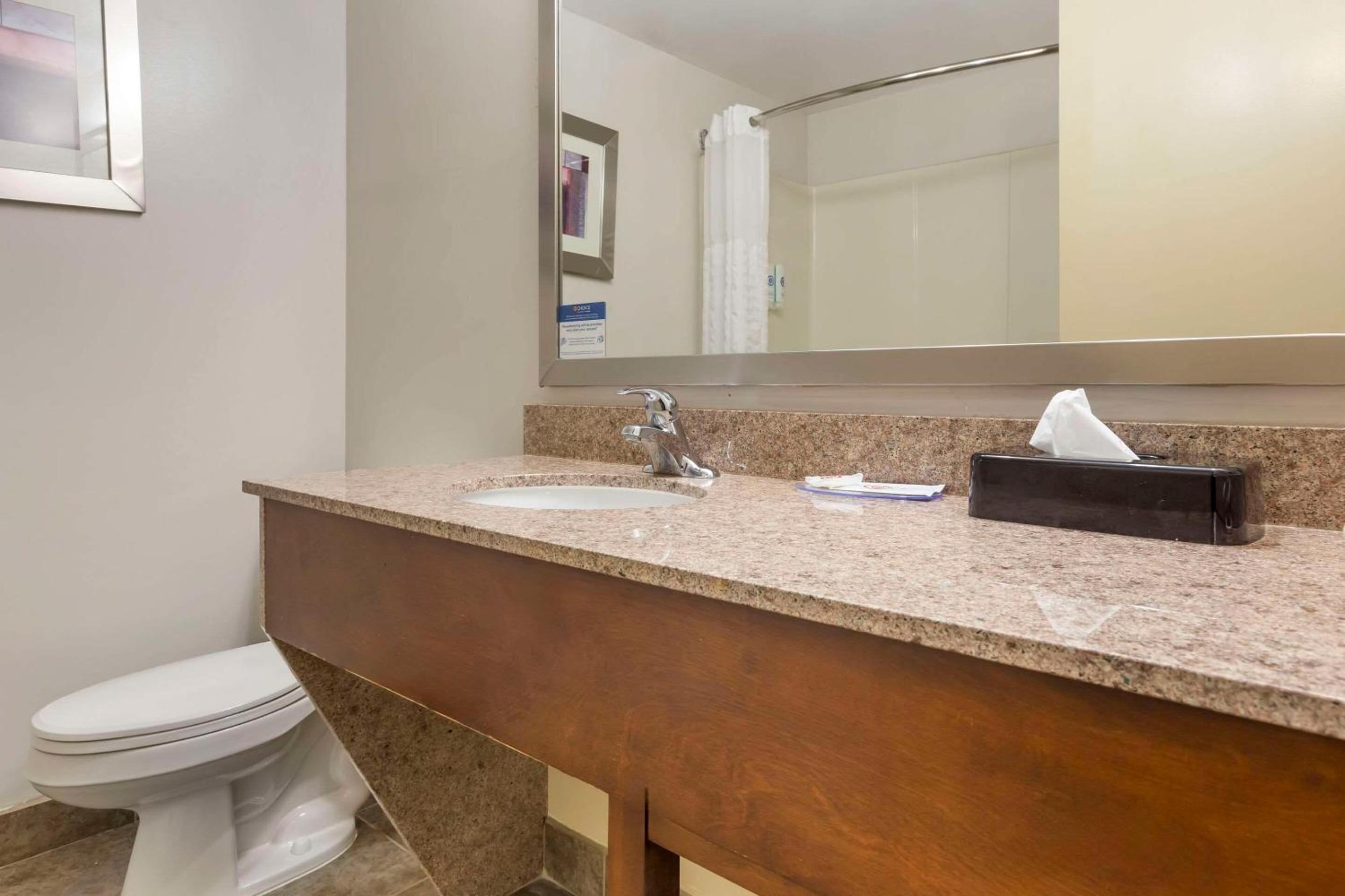 King Suite - Non-Smoking - Photo 2
