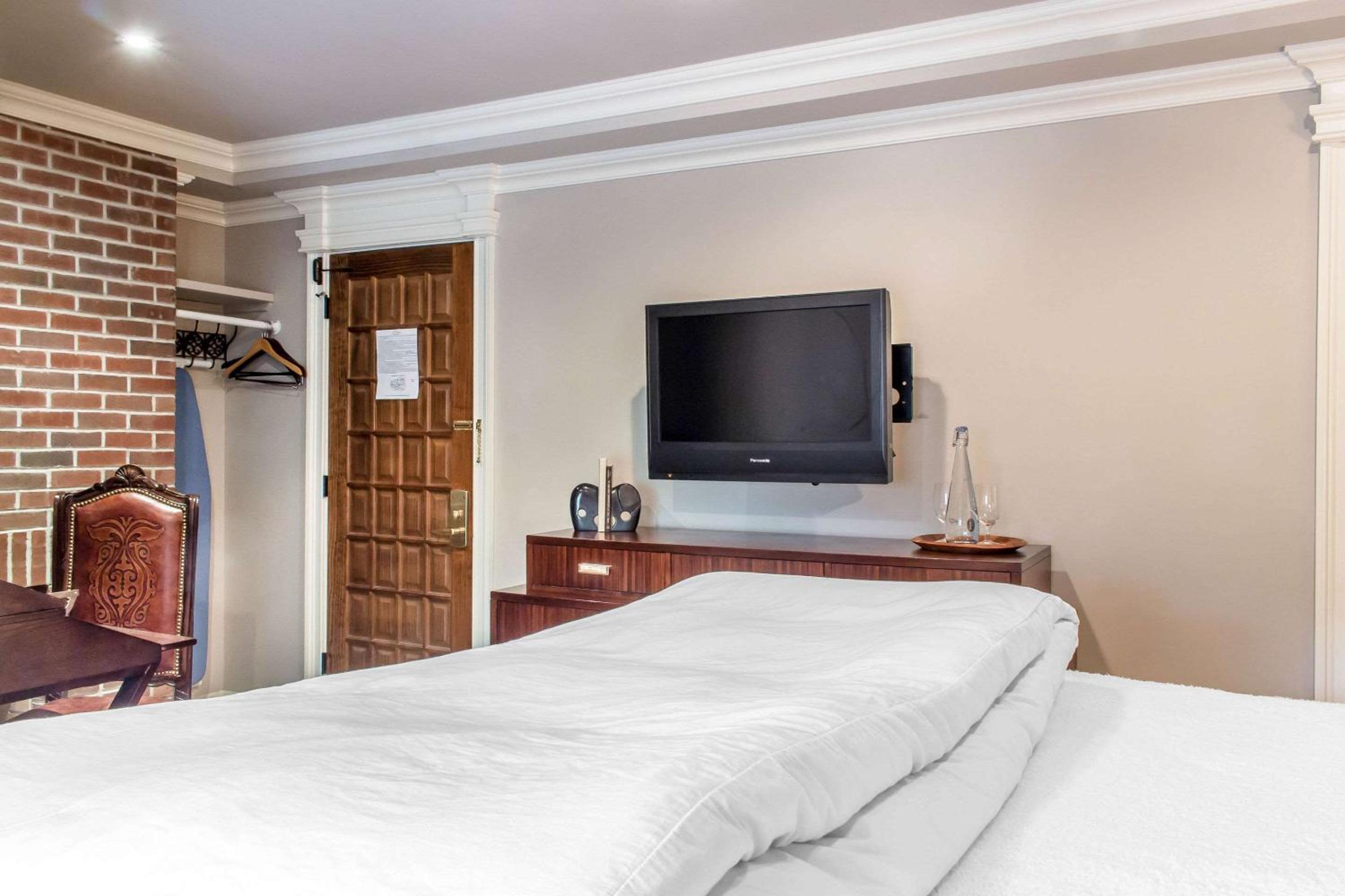 King Room - Non-Smoking - Photo 5