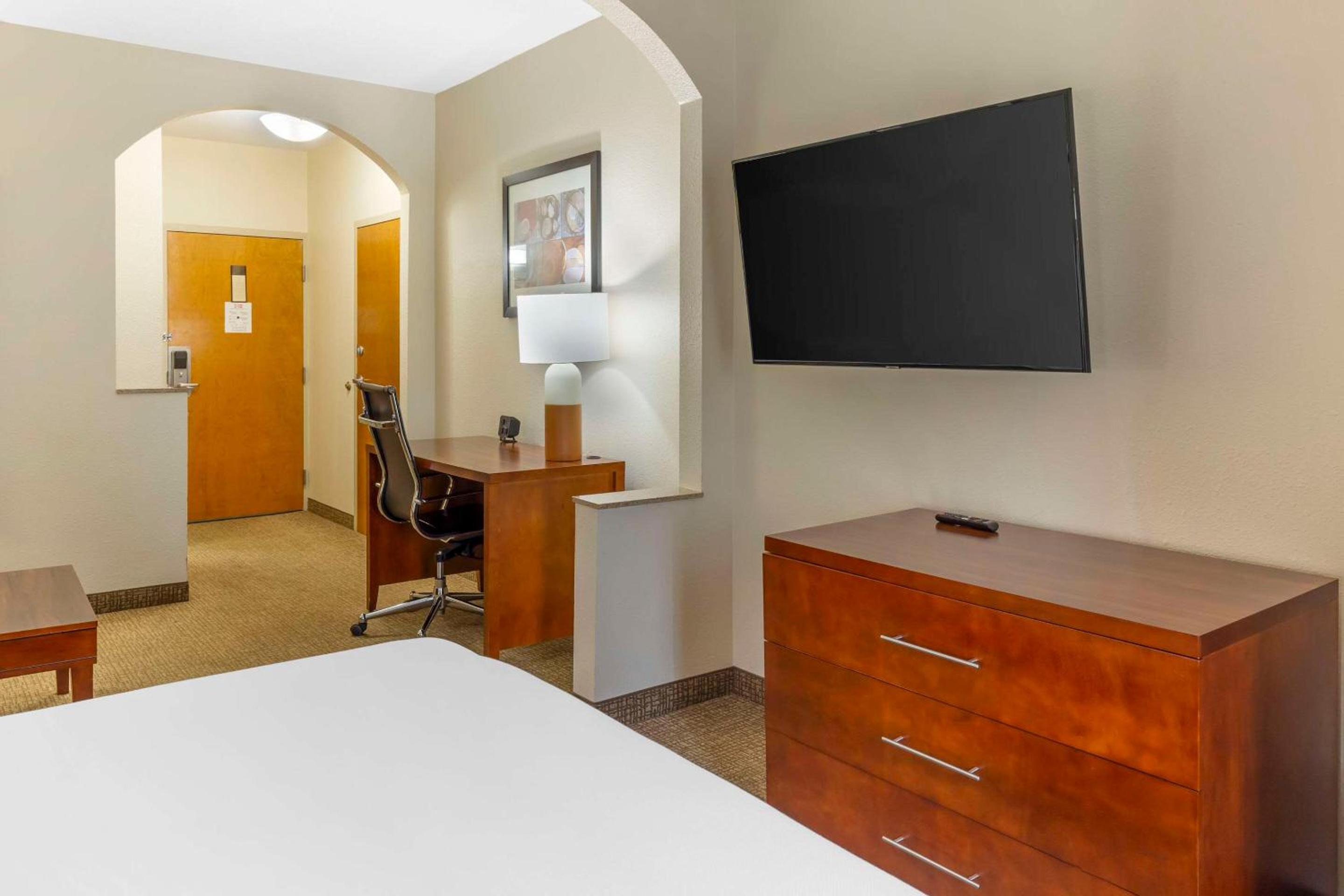 King Suite - Non-Smoking - Photo 3
