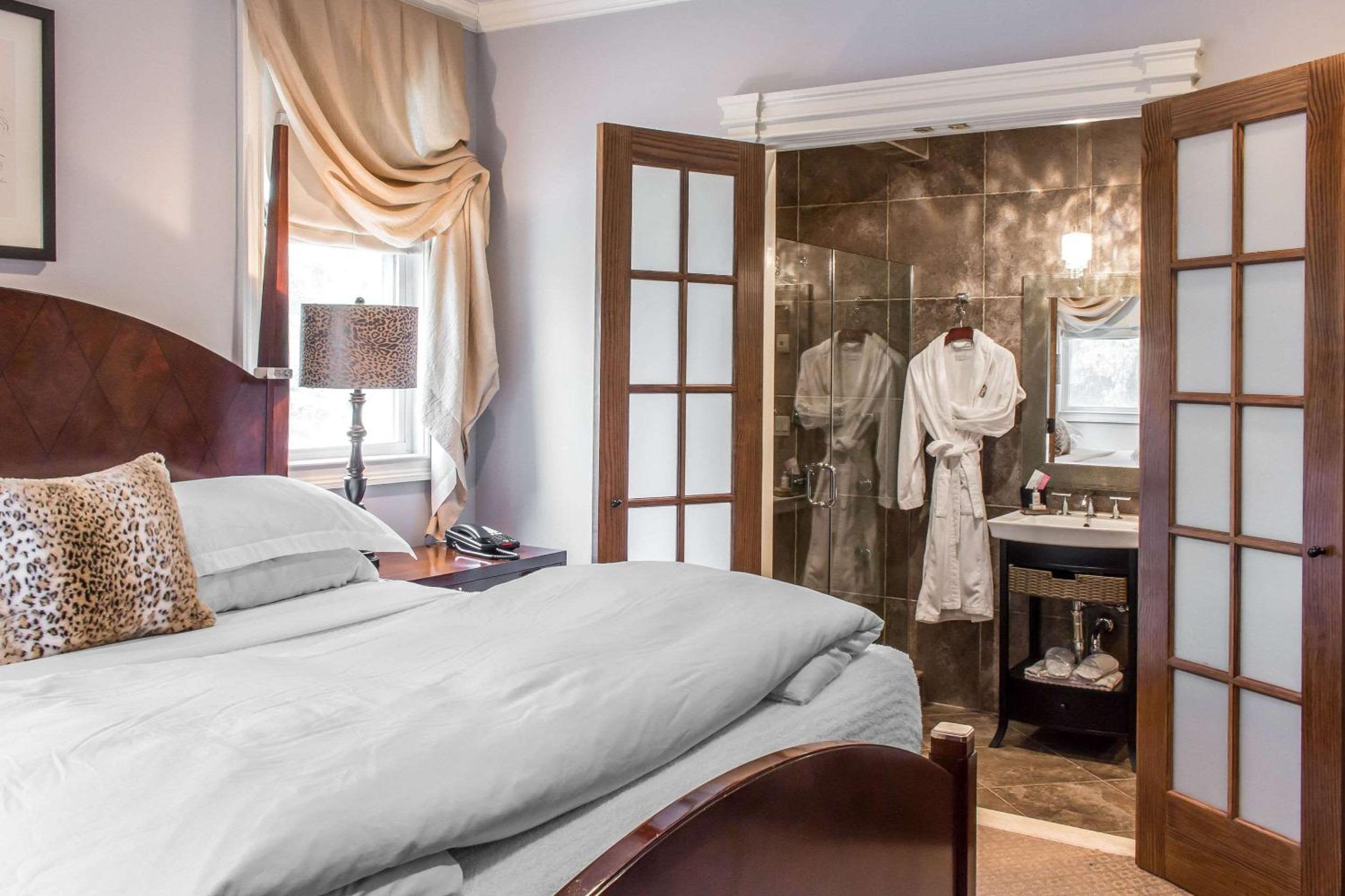 Deluxe King Room - Non-Smoking - Photo 3