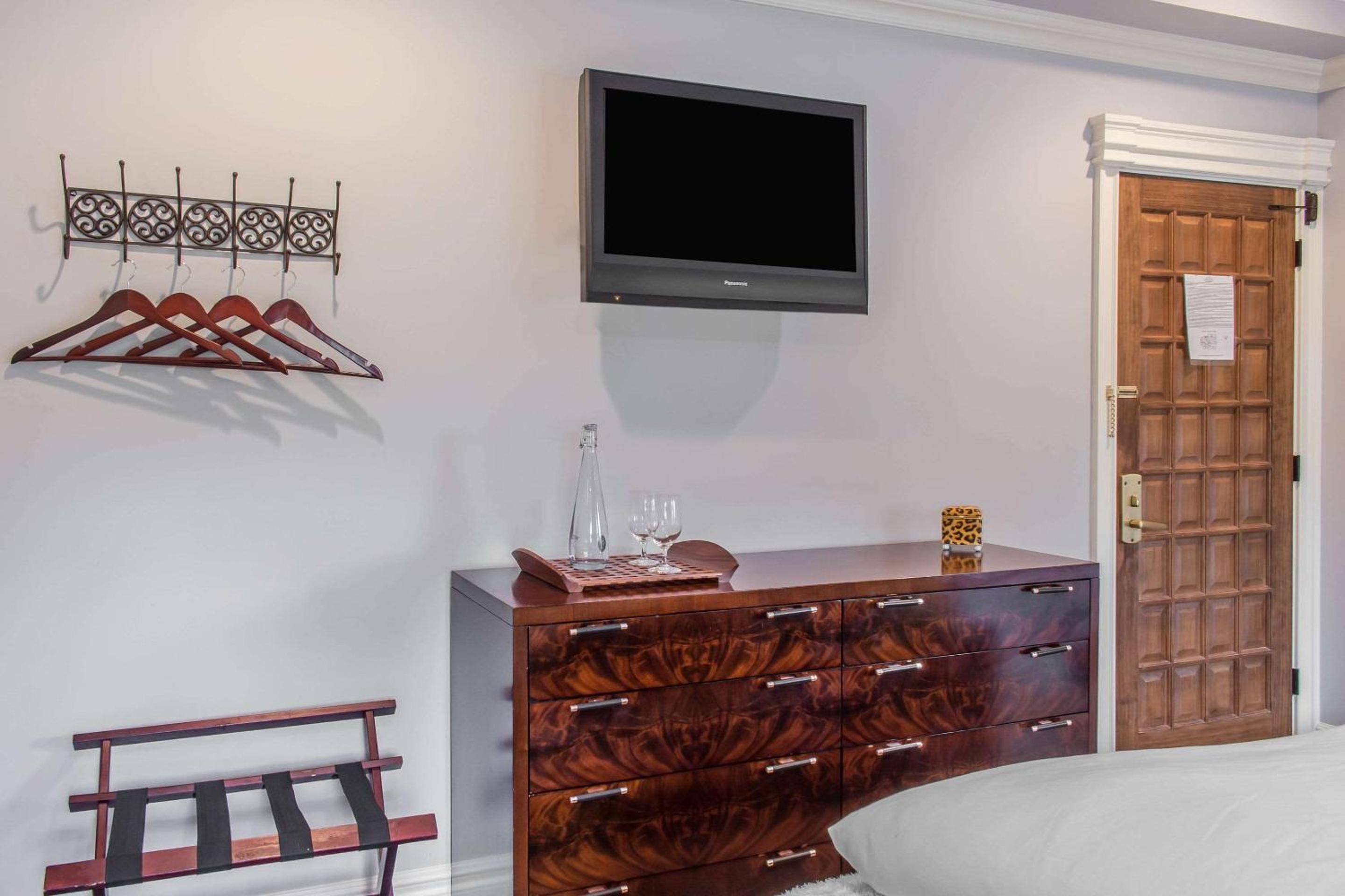 Deluxe King Room - Non-Smoking - Photo 4