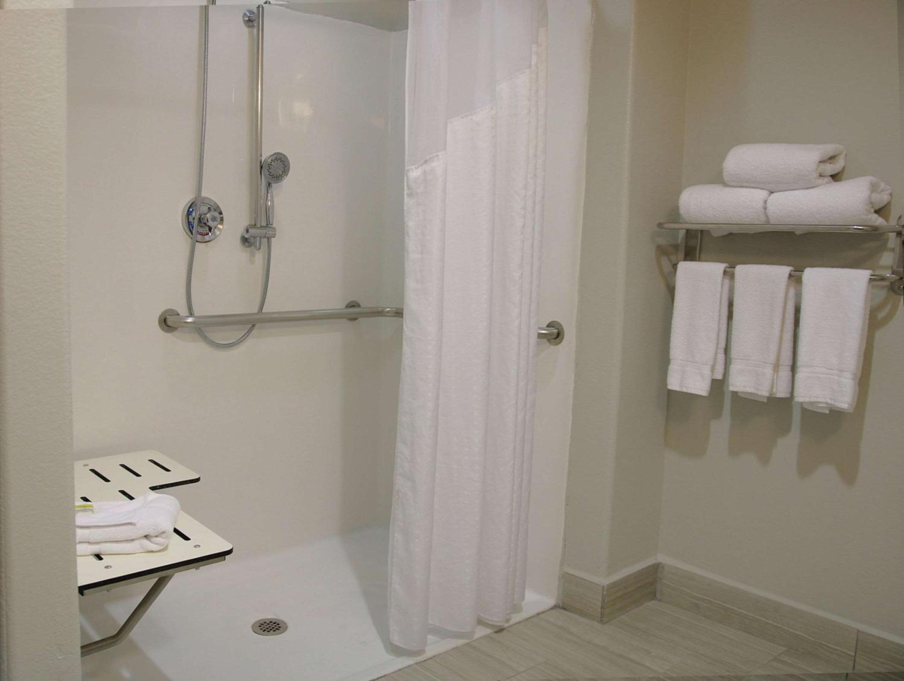 Queen Room with Two Queen Beds - Accessible/Non Smoking - Photo 5