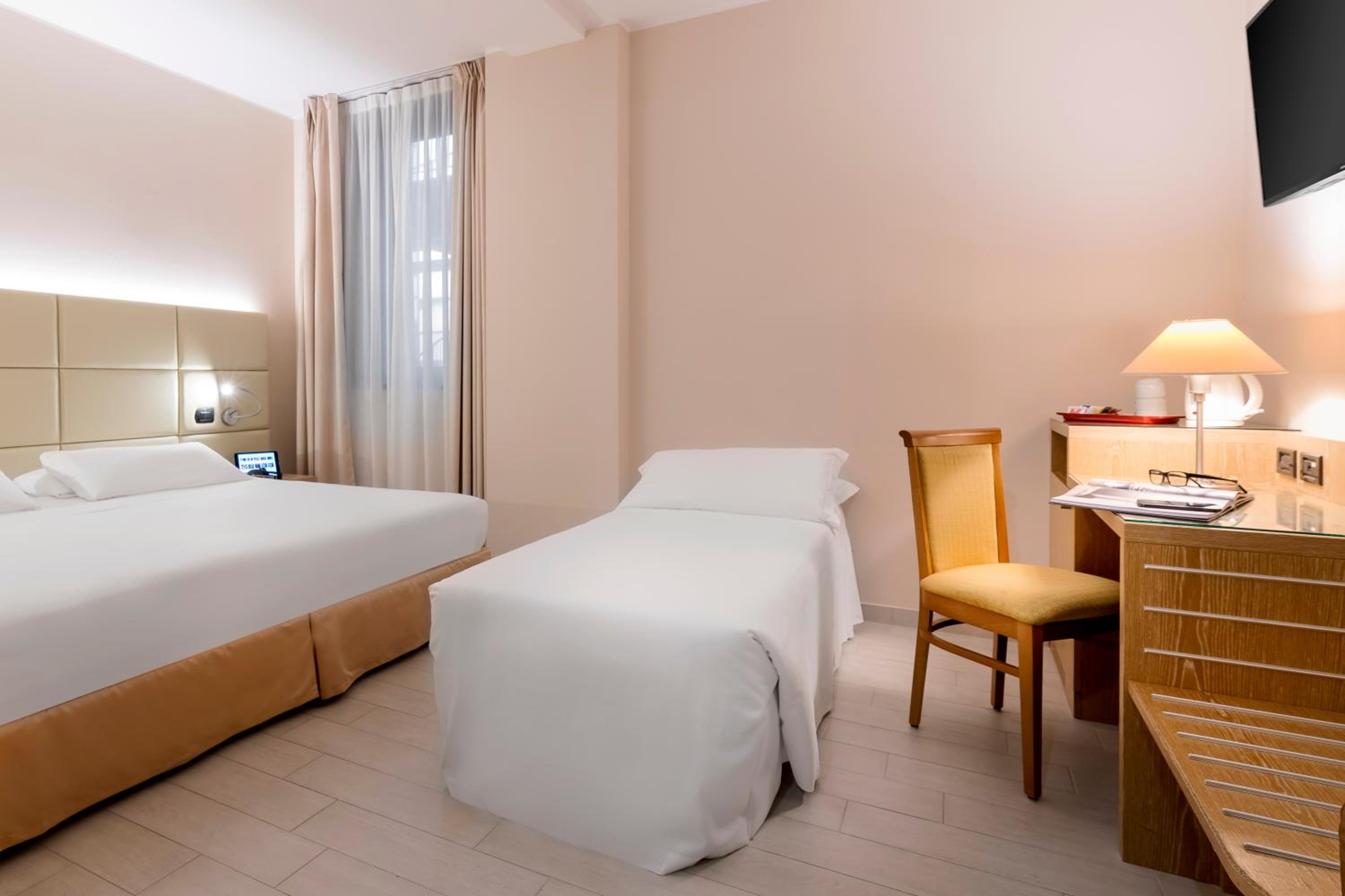 Standard Queen Room with Single Bed - Non-Smoking - Photo 3