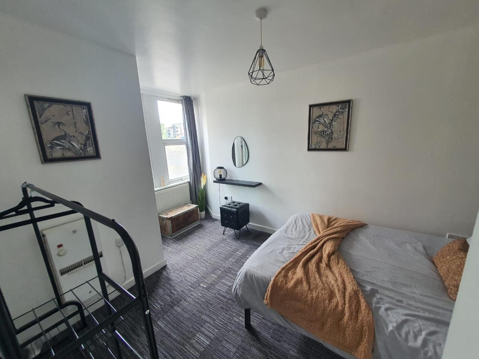 One-Bedroom Apartment photo 2