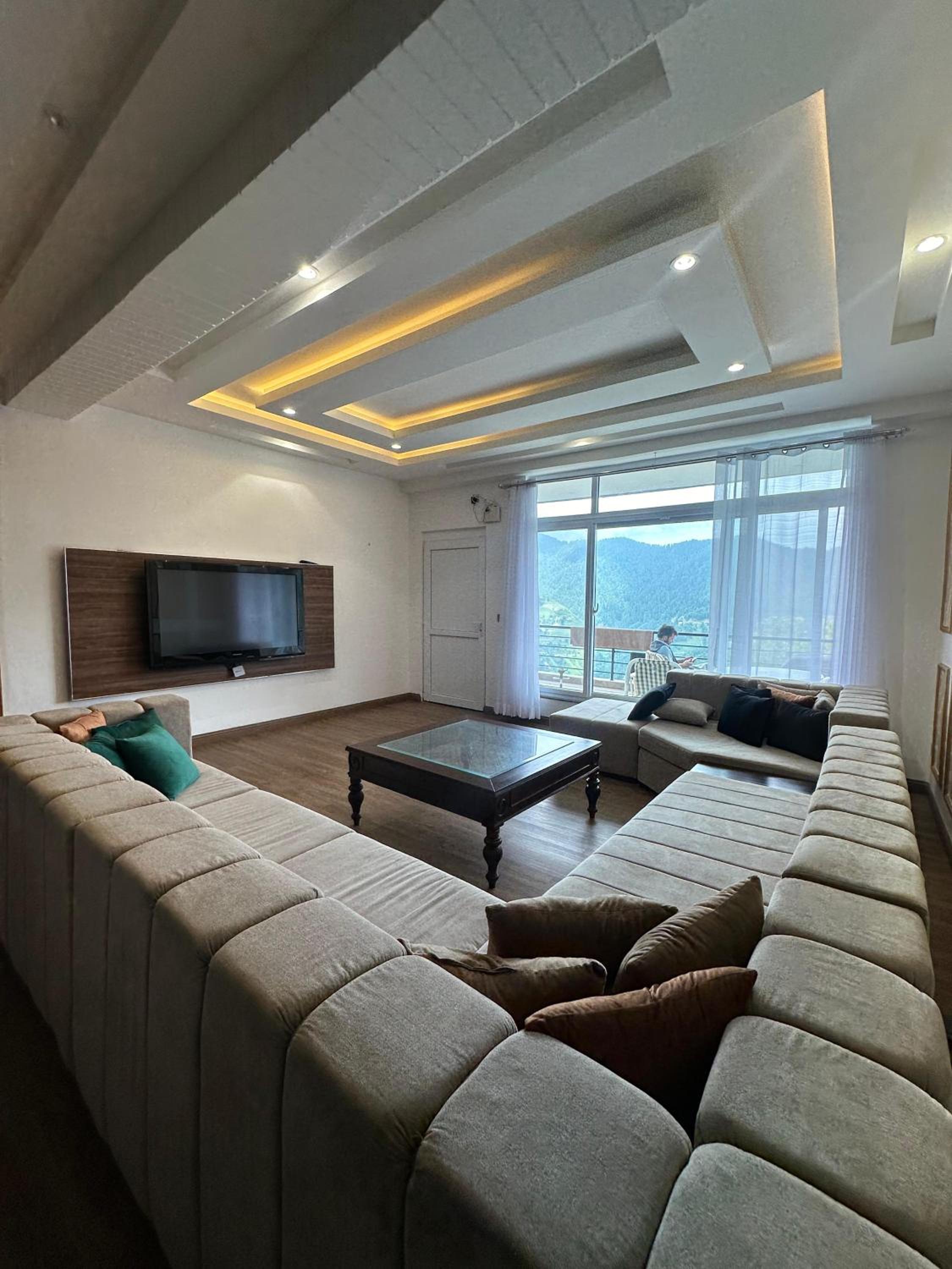 Three-Bedroom Apartment With Mountain View photo 2