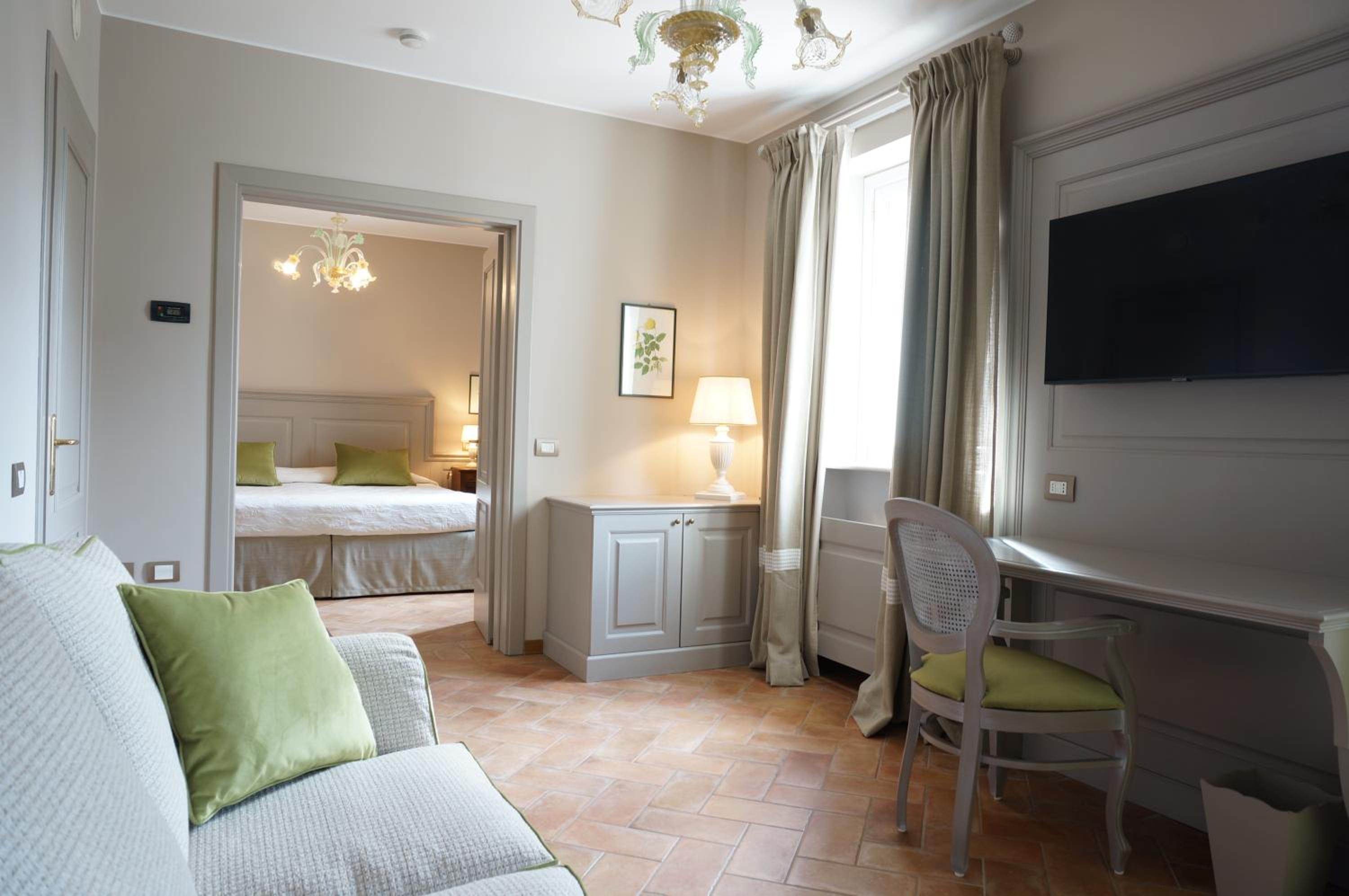Suite - Photo 1