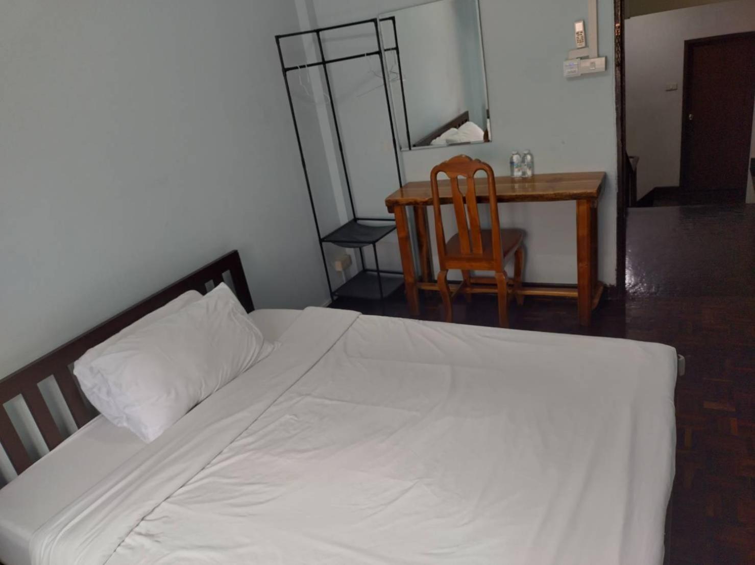 Queen Room with Shared Bathroom photo 3