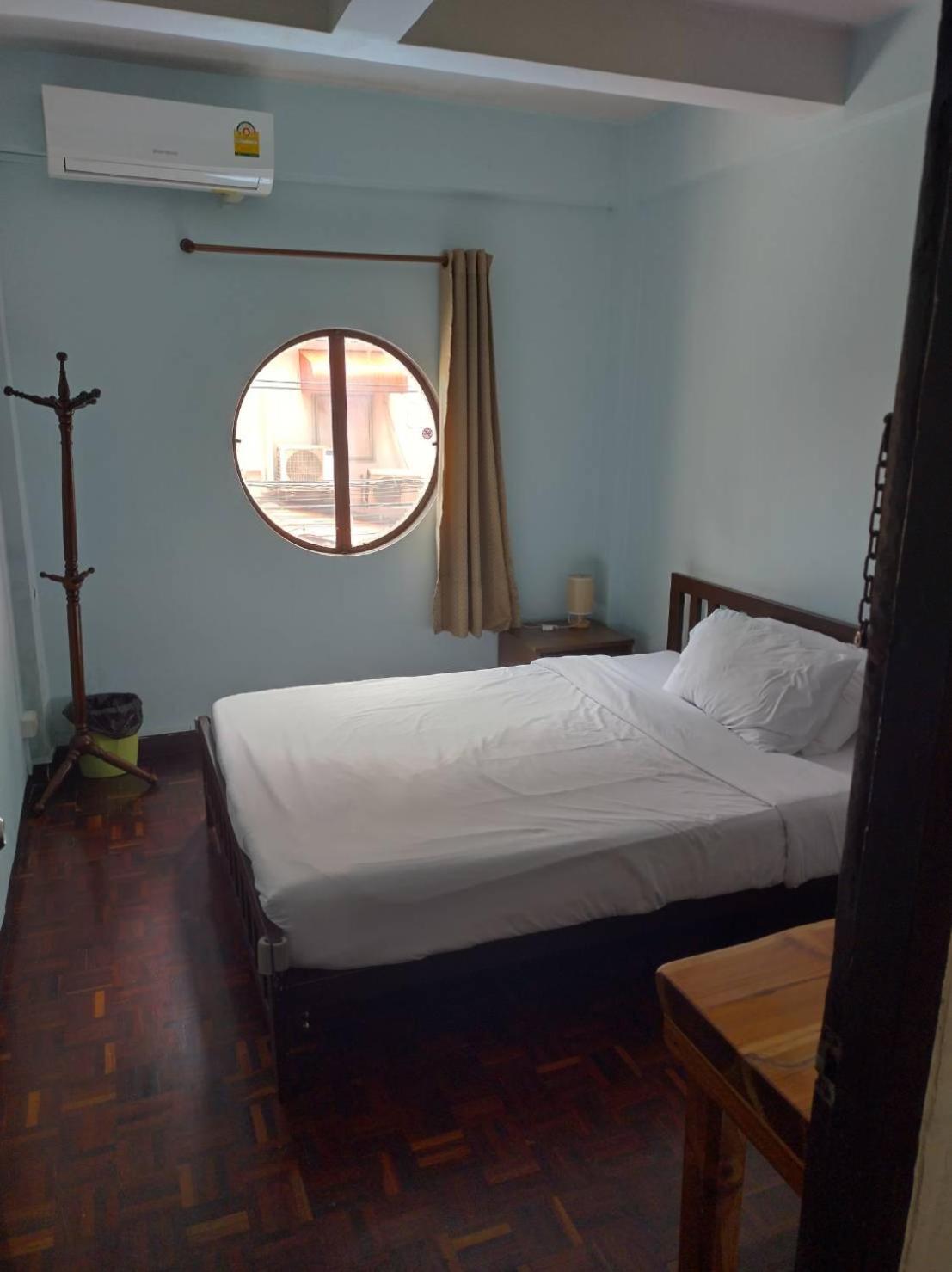 Queen Room with Shared Bathroom photo 2