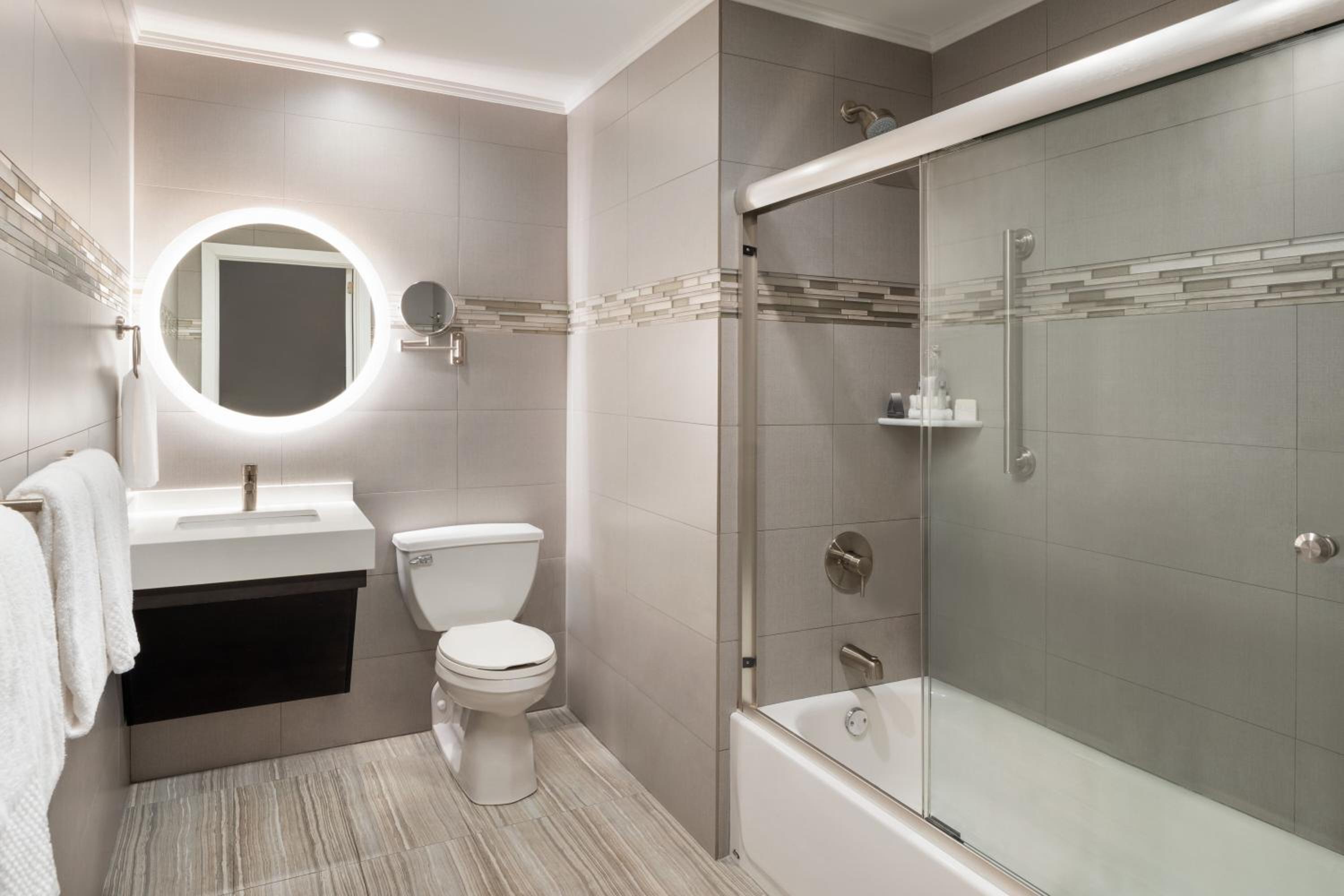 Double Room with Two Double Beds - Mobility Accessible with Tub