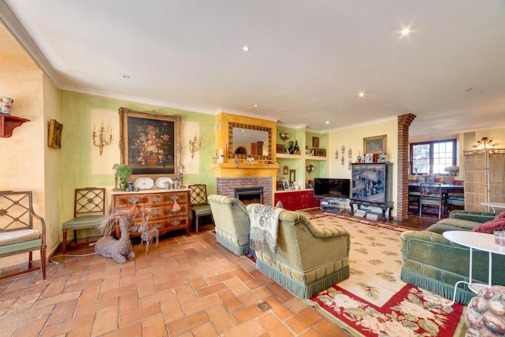 Five-Bedroom House photo 3
