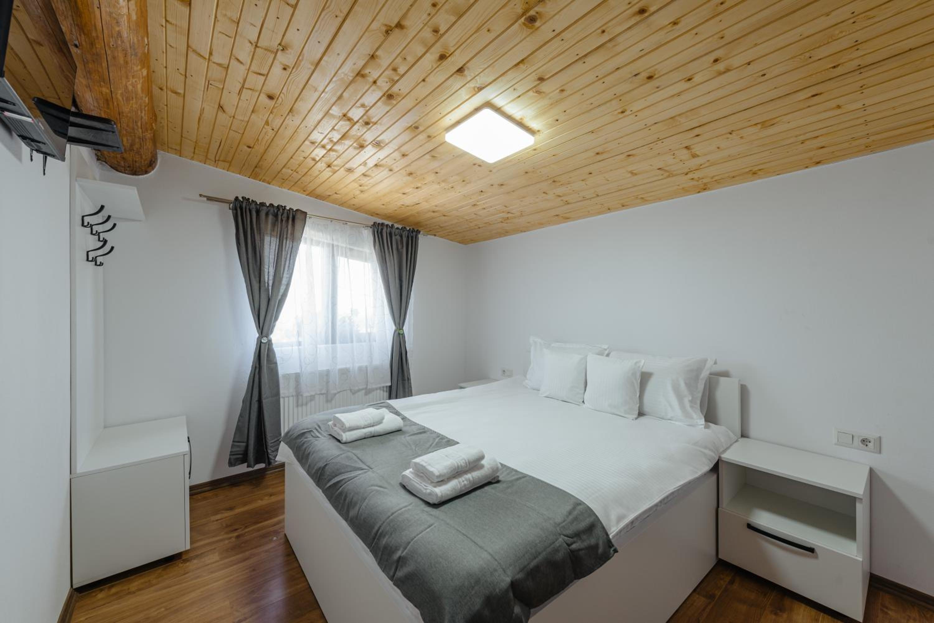 Eight-Bedroom House photo 1
