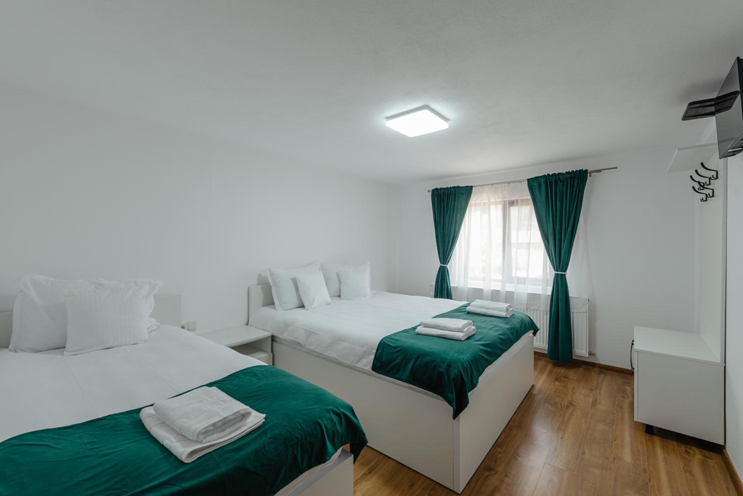 Eight-Bedroom House photo 2