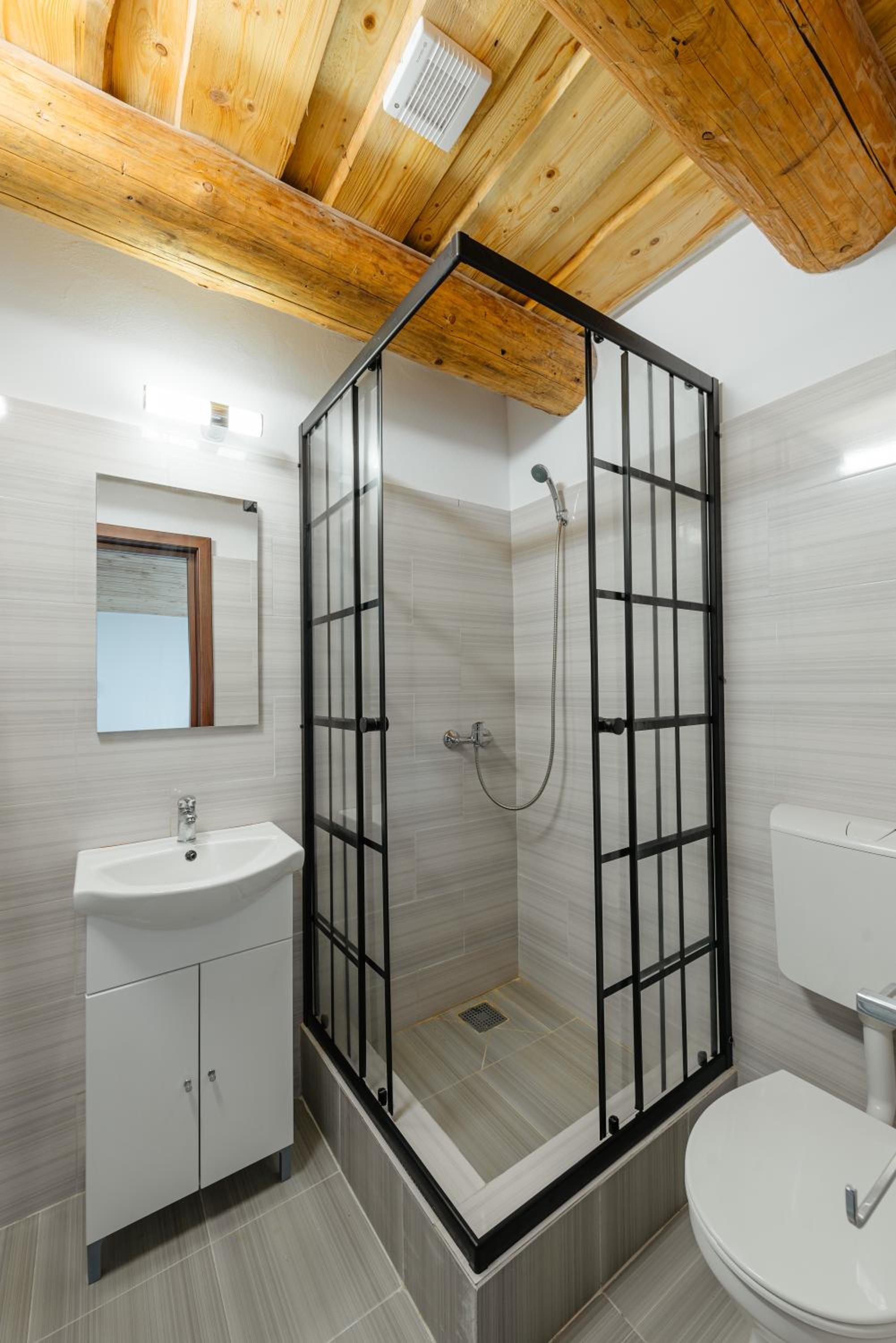 Eight-Bedroom House photo 3