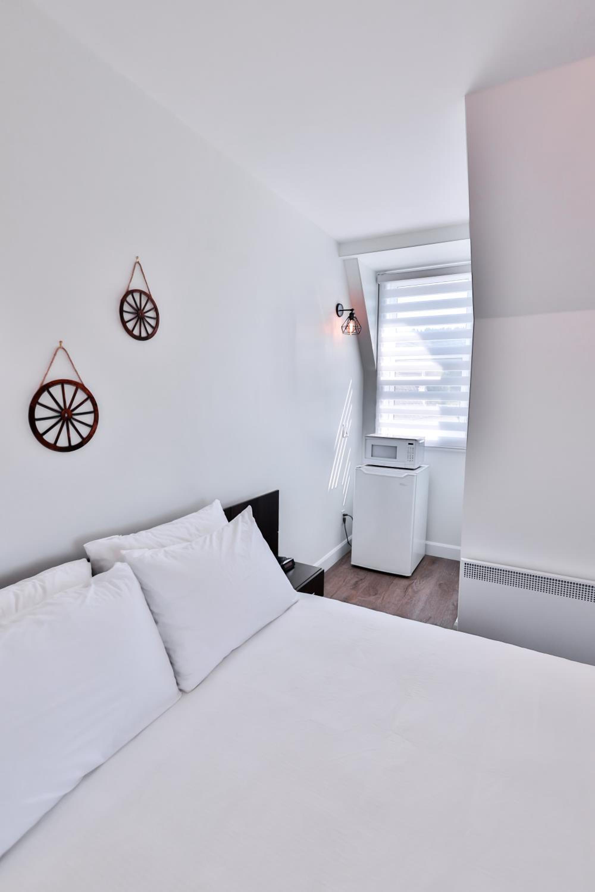 Deluxe Double Room with Side Sea View photo 2
