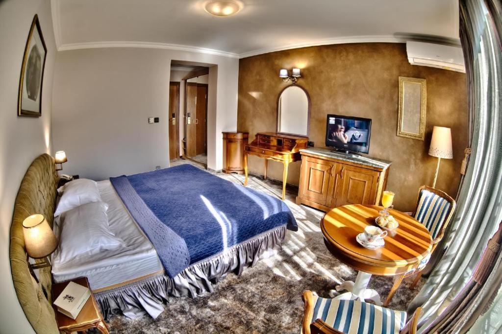Queen Room - Photo 2