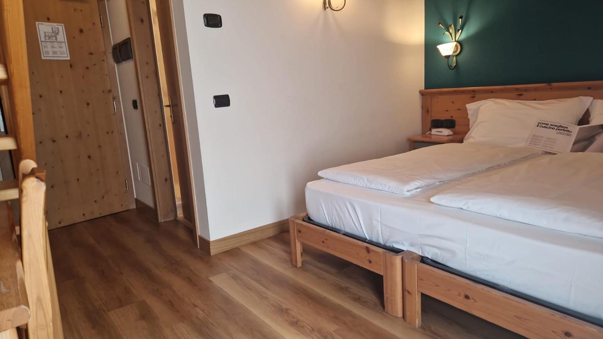 Quadruple Room with Balcony - Photo 10