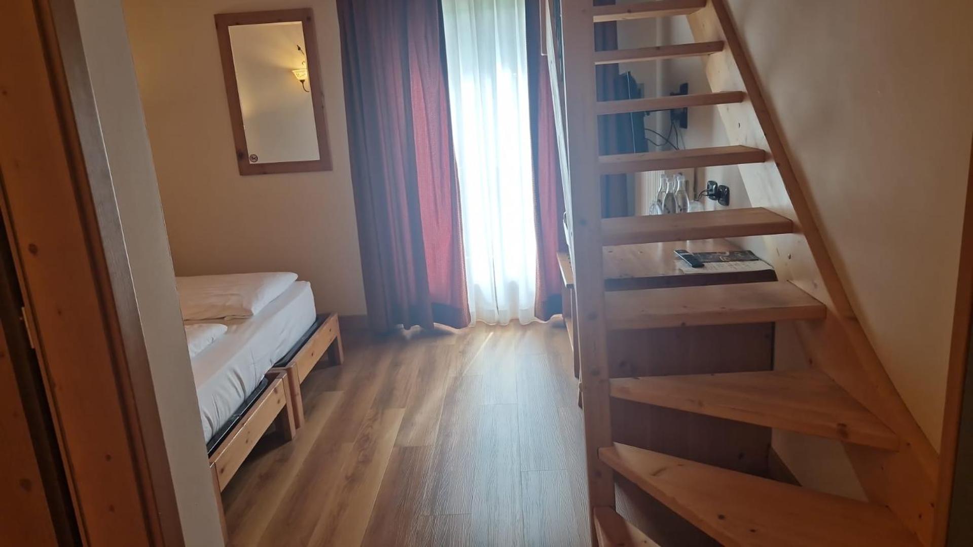 Quadruple Room with Balcony - Photo 4