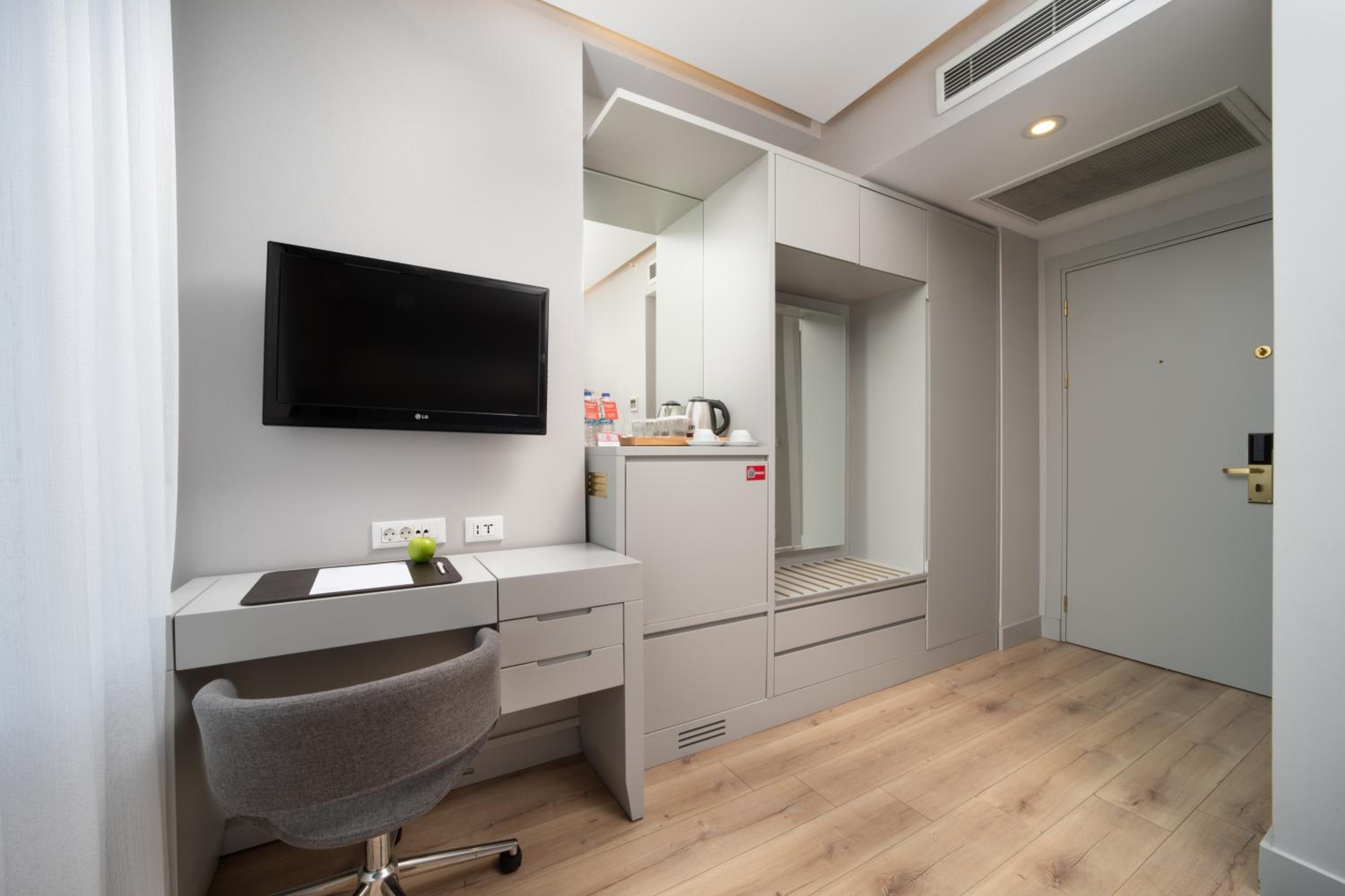 Double Economy Room With Sea View  photo 2