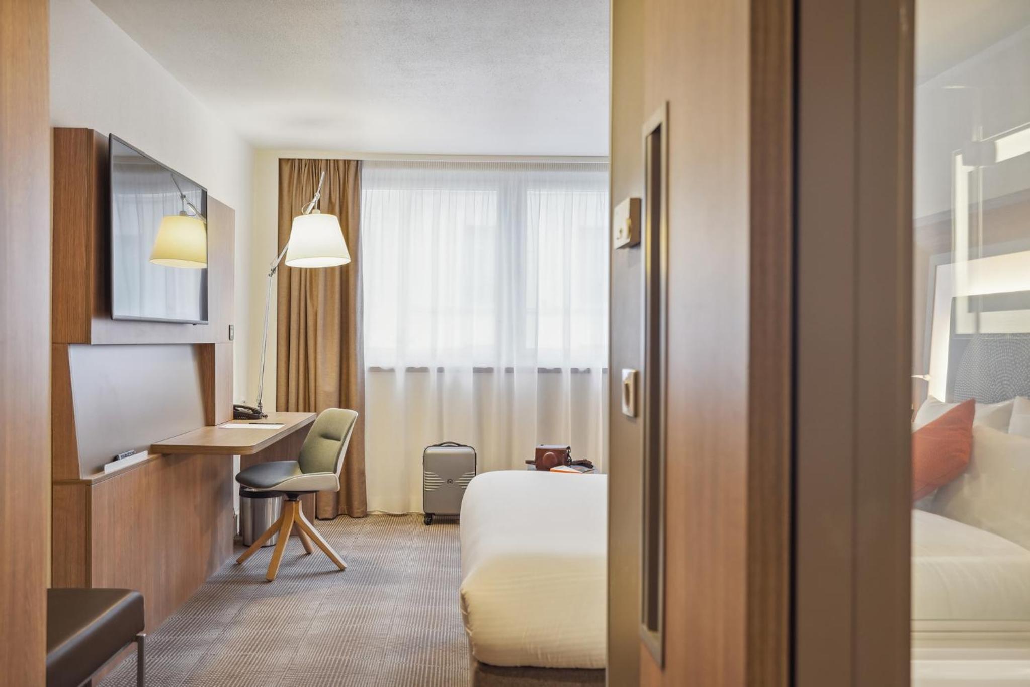 Two non-connecting Double rooms (2 people per room)
