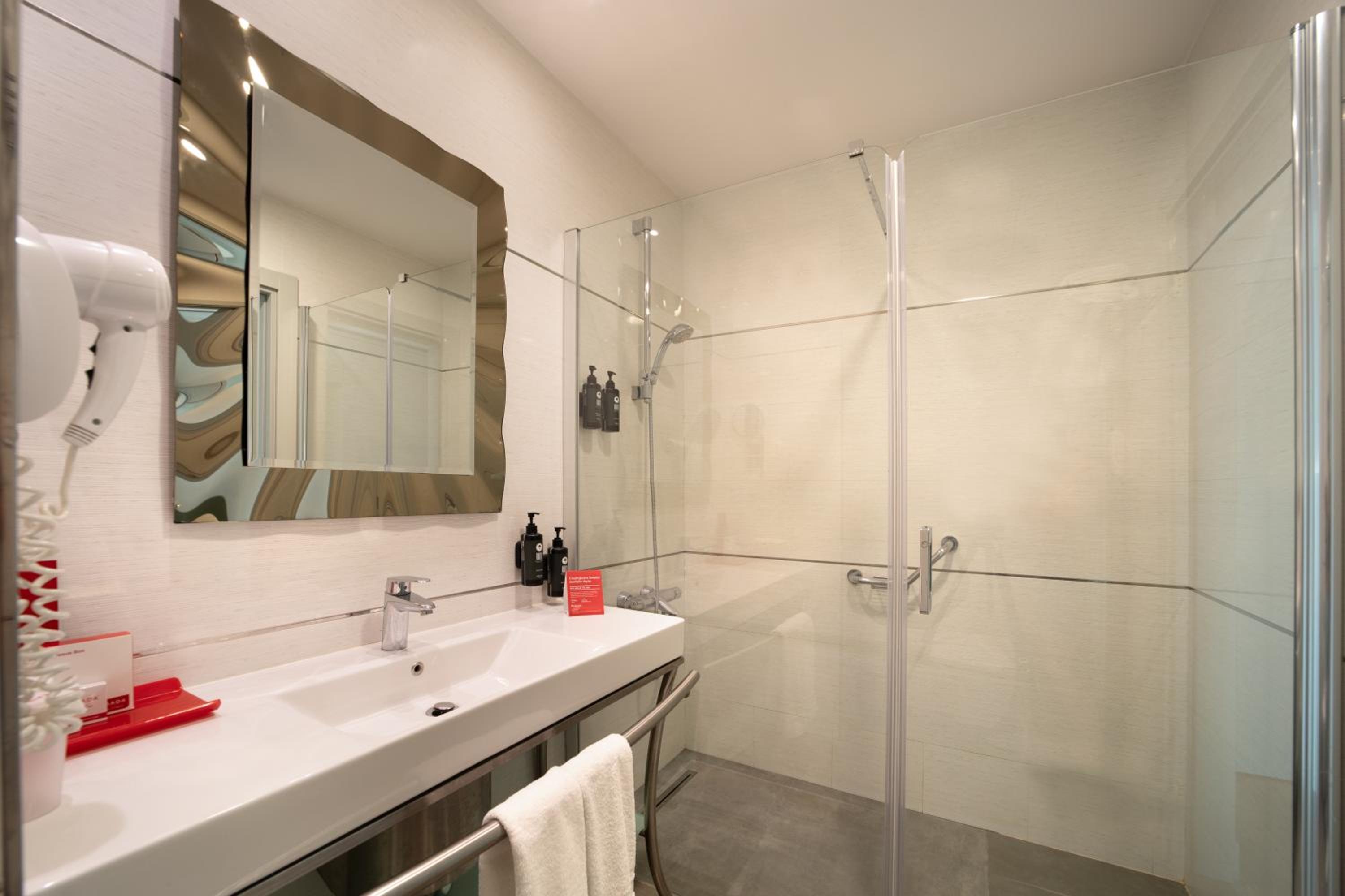 Standard Twin Room With Sea View photo 3