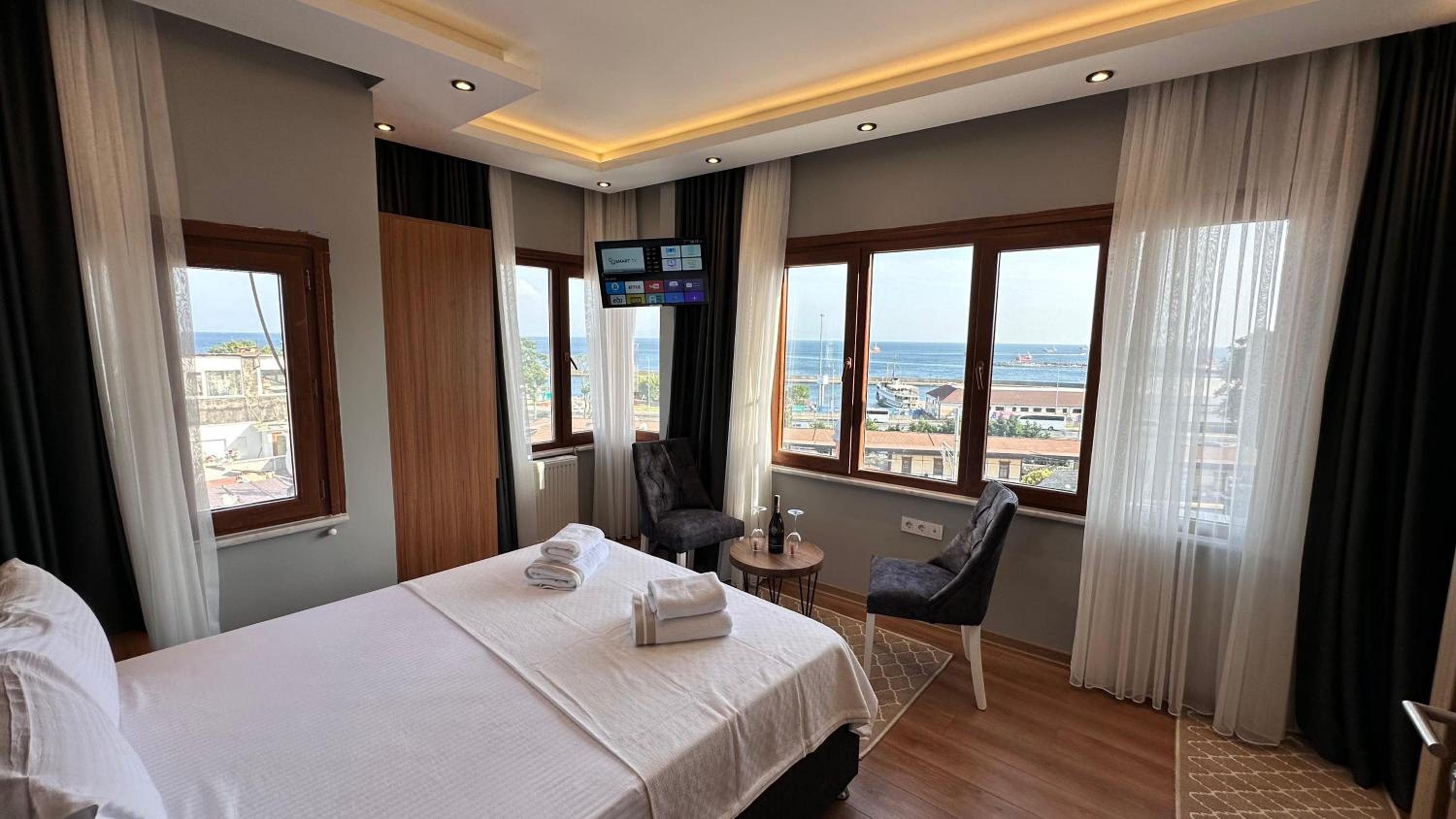 Deluxe Suite with Sea View photo 1