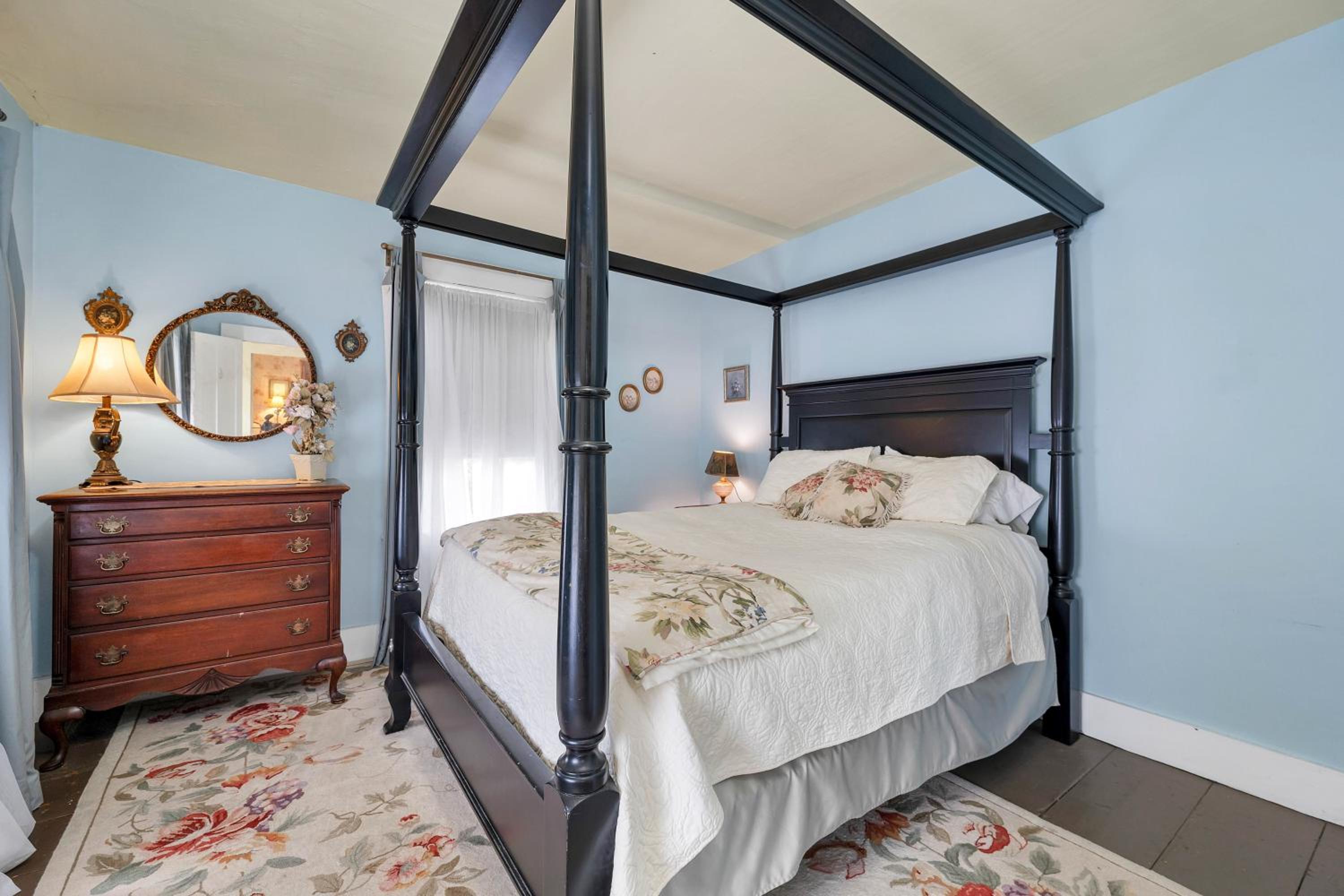 Queen Room photo 1