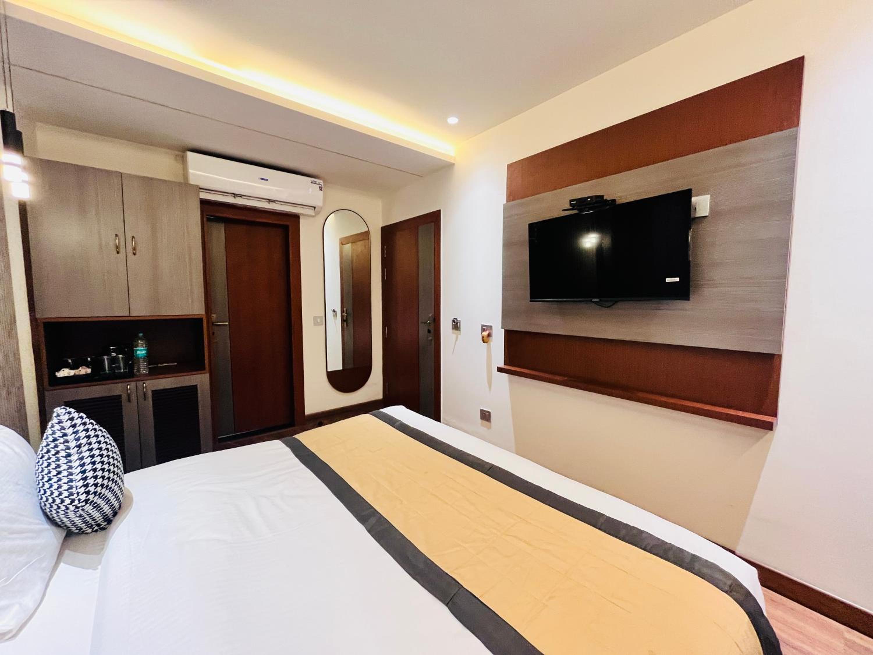 Deluxe Double Room (2 Adults + 1 Child)