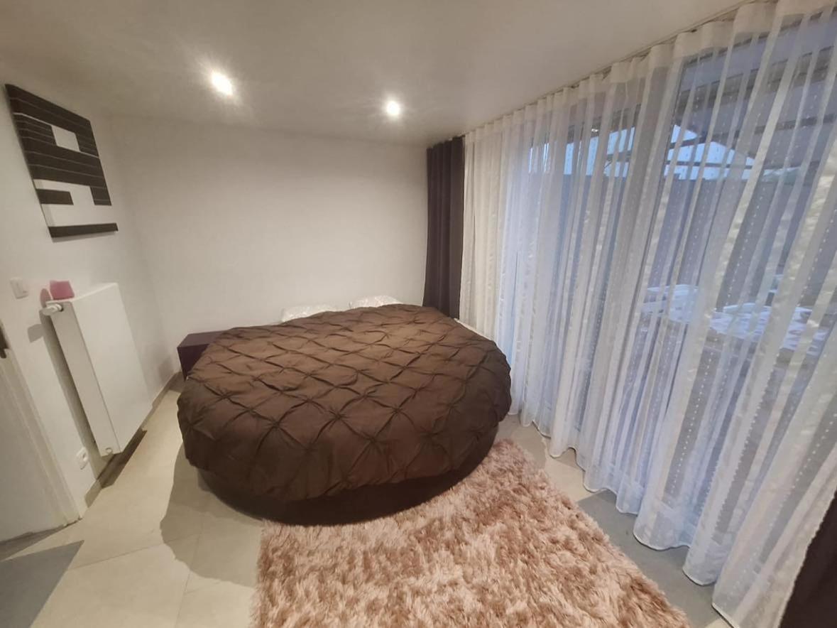 One-Bedroom Apartment With Garden photo 1