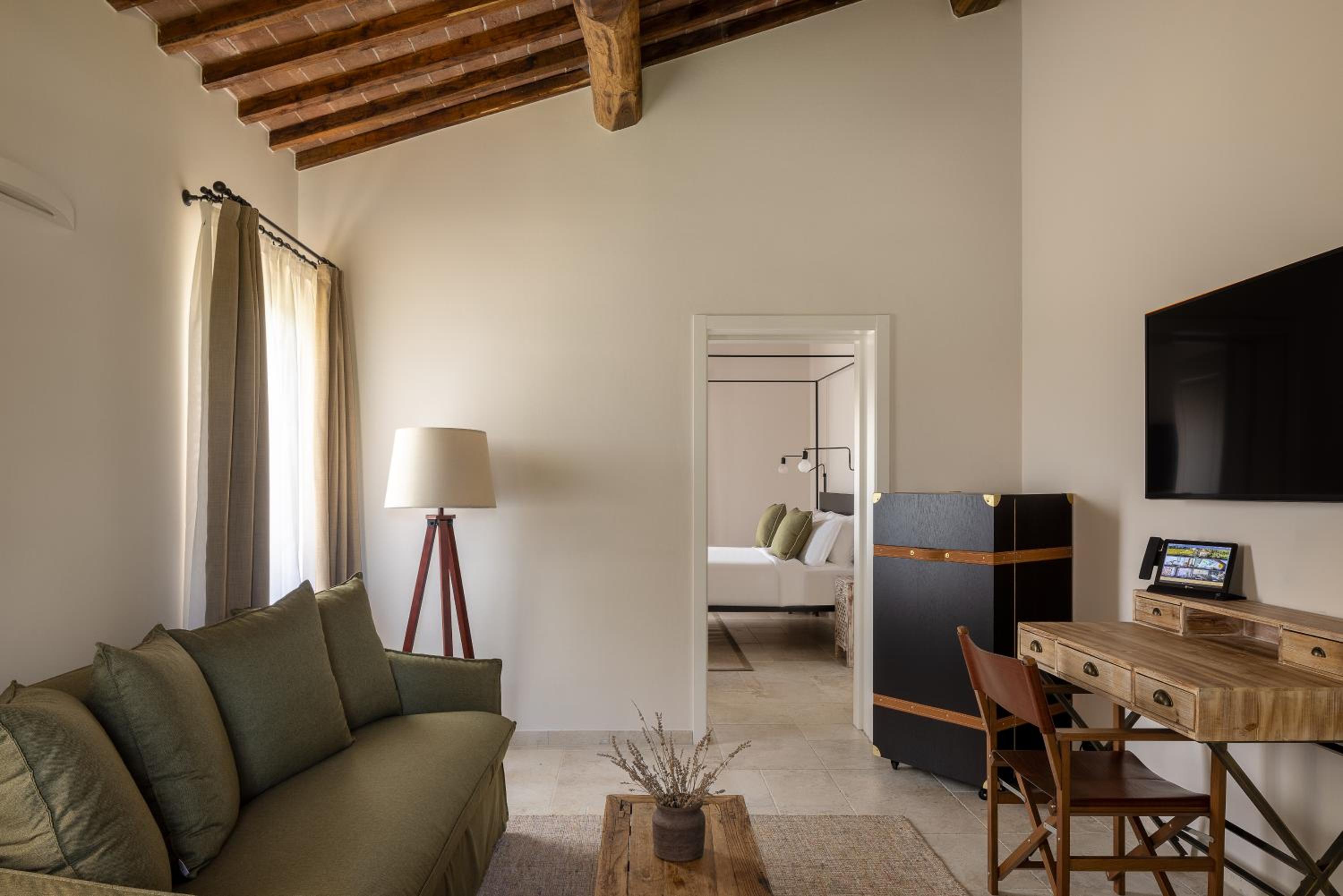 Suite - Photo 3