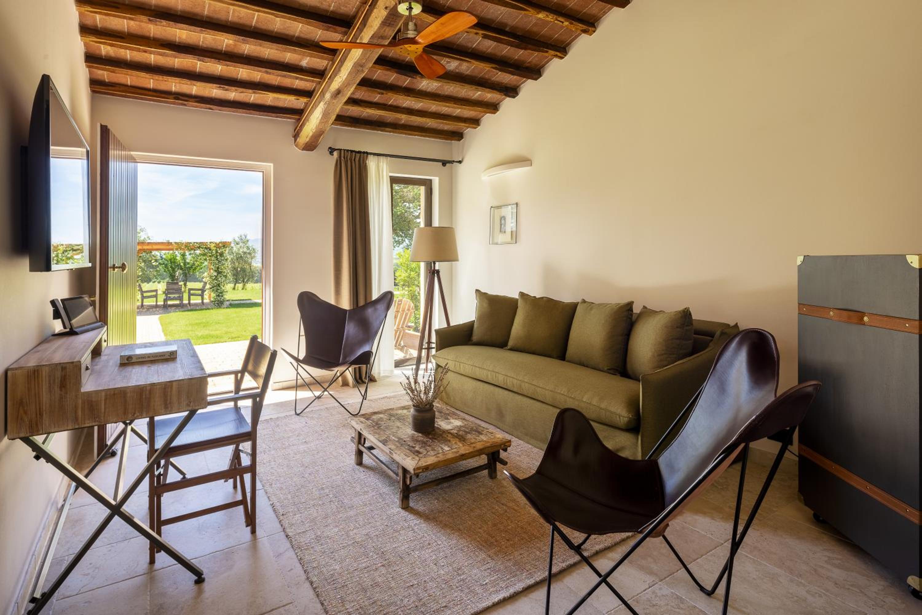 Suite - Photo 1