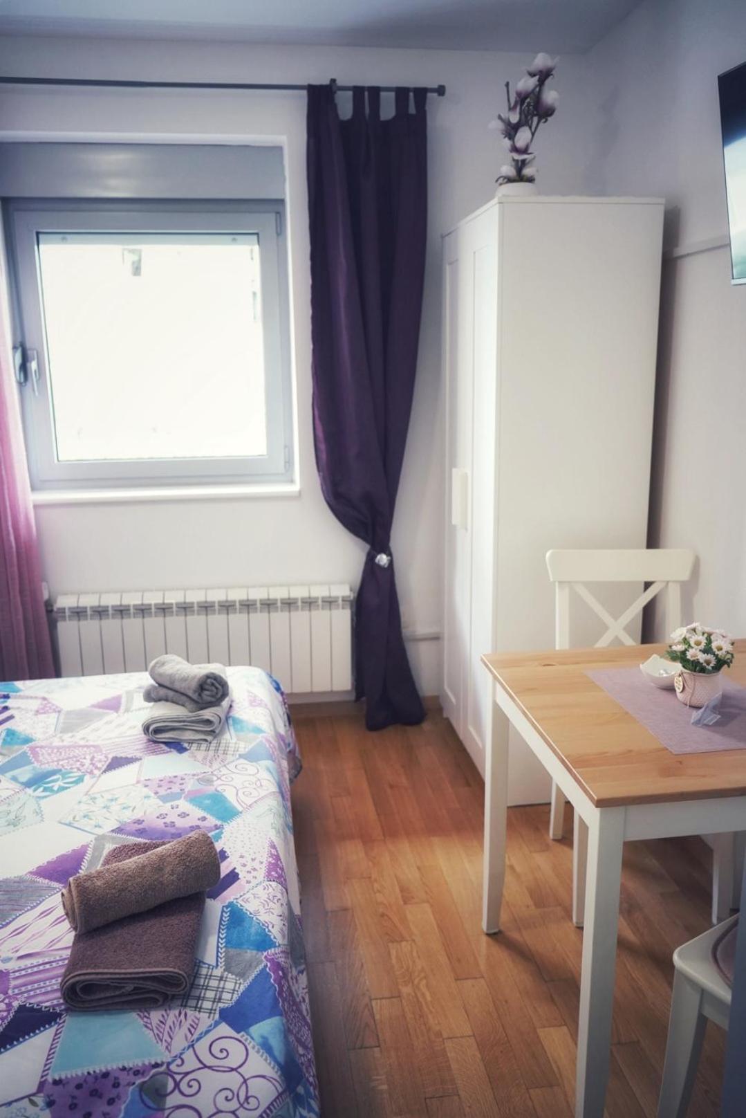 Double Room with Private Bathroom - Photo 8