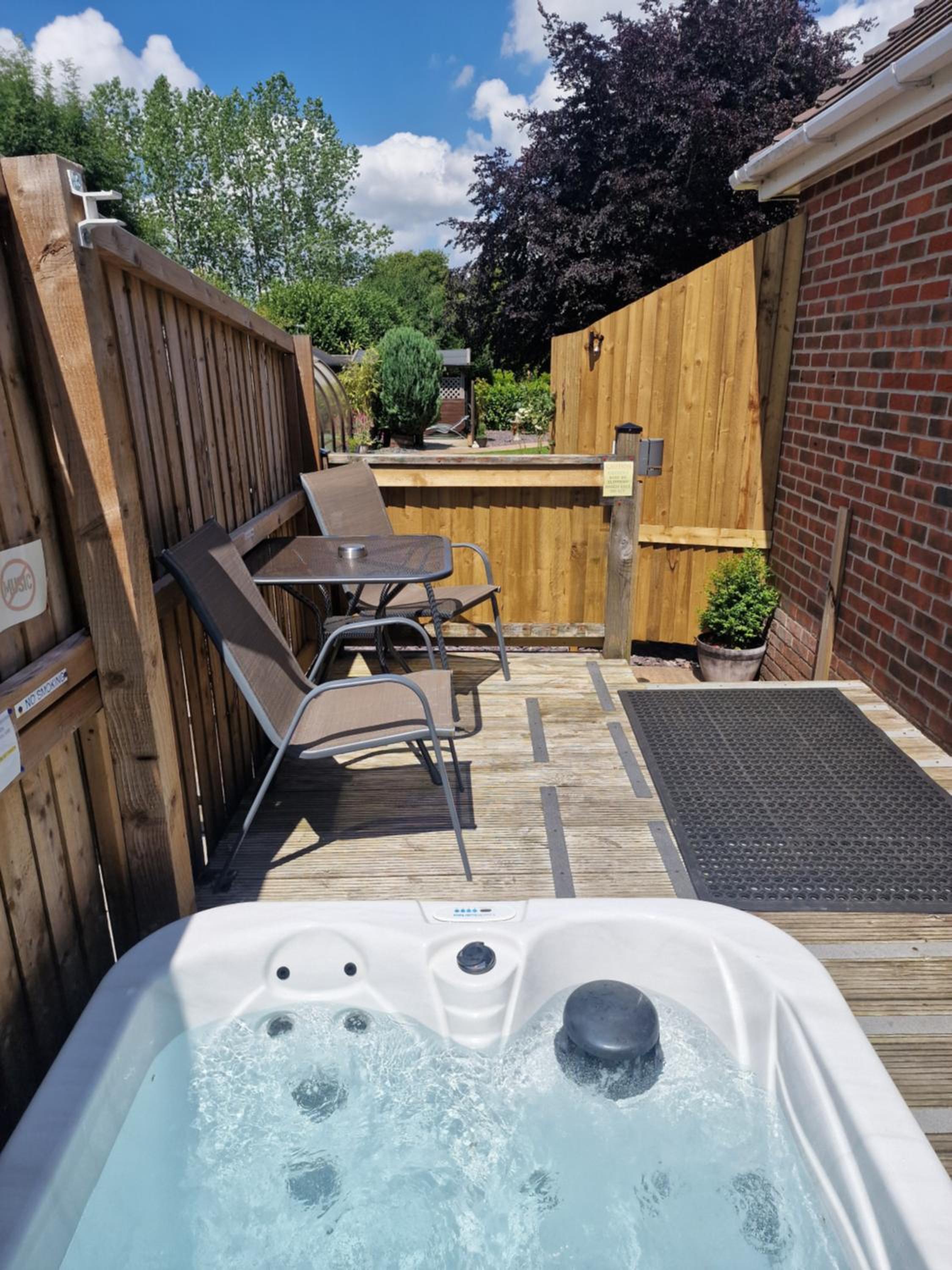 Double Room - Annex (Brick Built) with Hot Tub photo 3