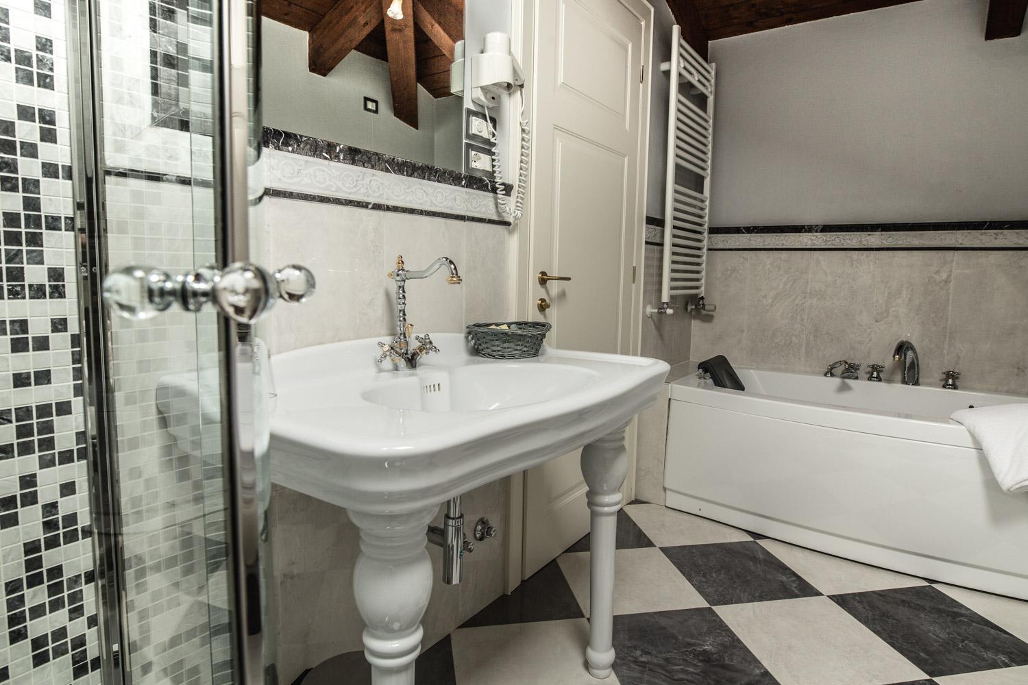 Suite with Spa Bath - Photo 5