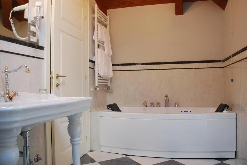 Suite with Spa Bath - Photo 2
