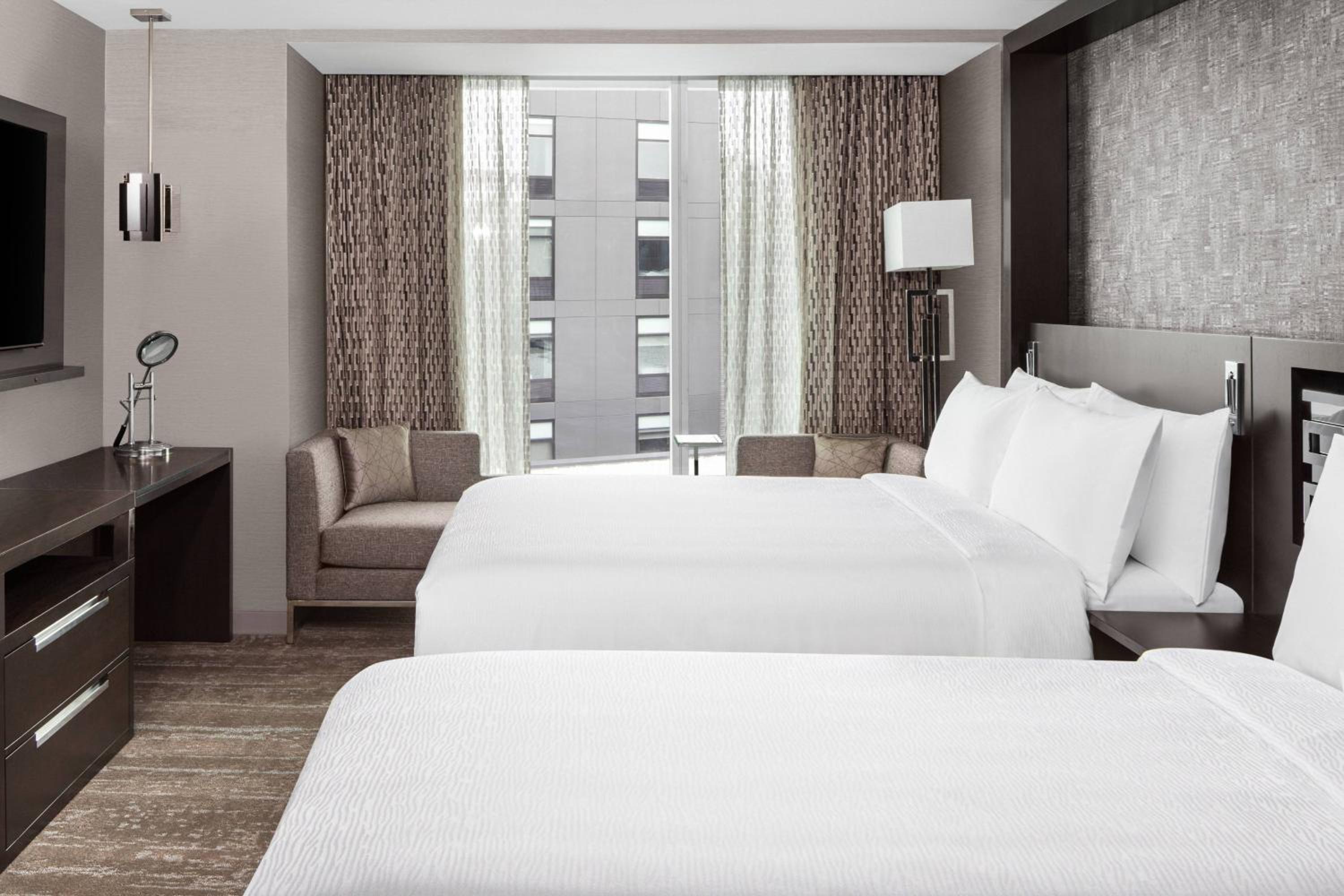 Queen Room with Two Queen Bed, Courtyard view - Photo 1