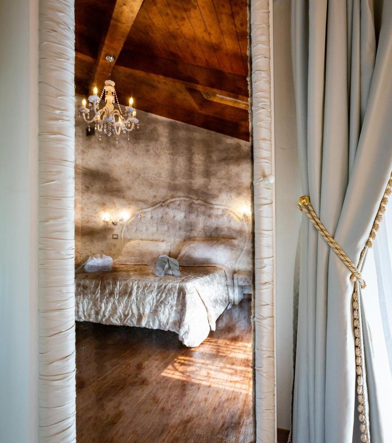 Suite with Spa Bath photo 2