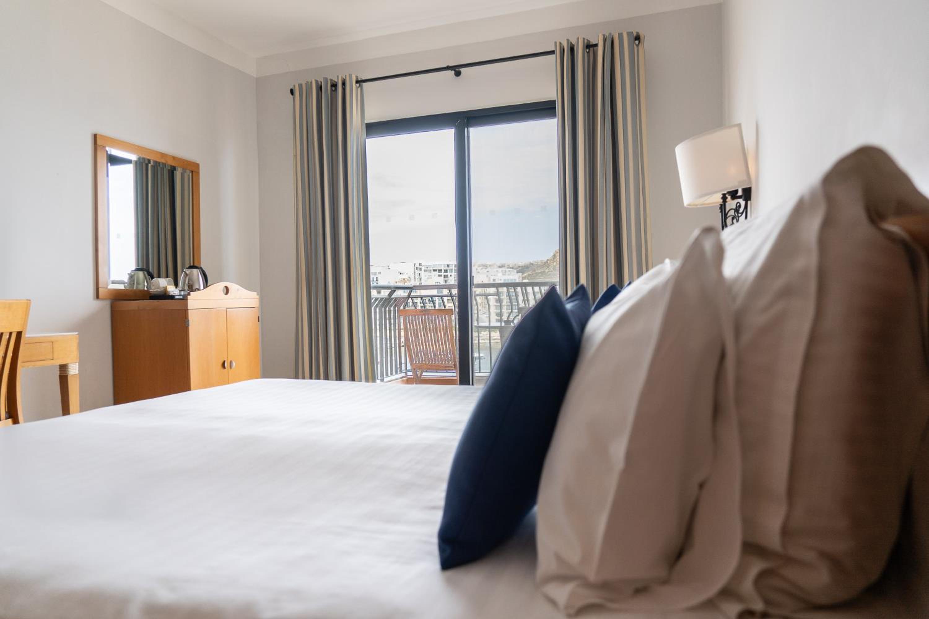 Double or Twin Room with Sea View - Photo 3
