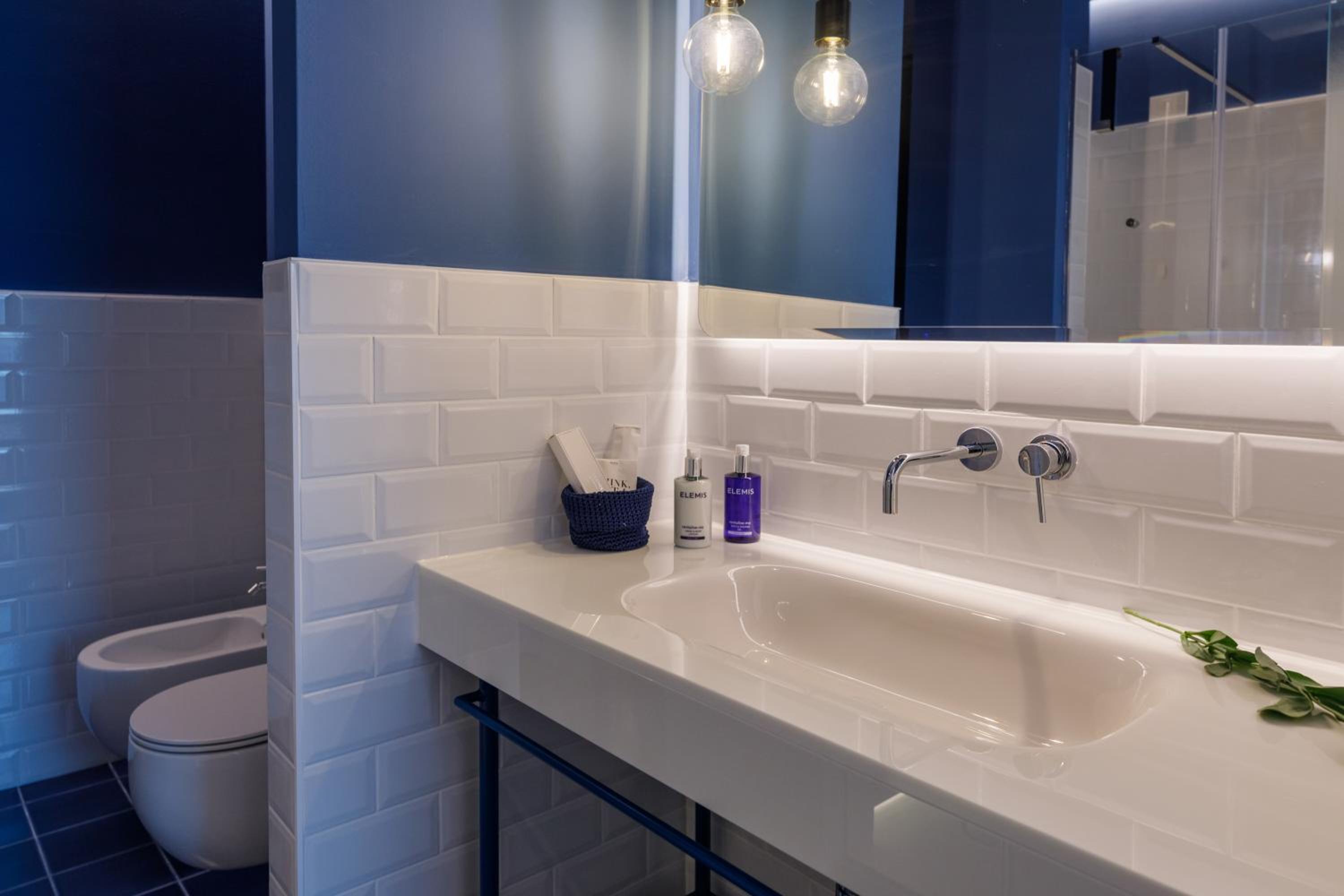 Suite with Hot Tub photo 2