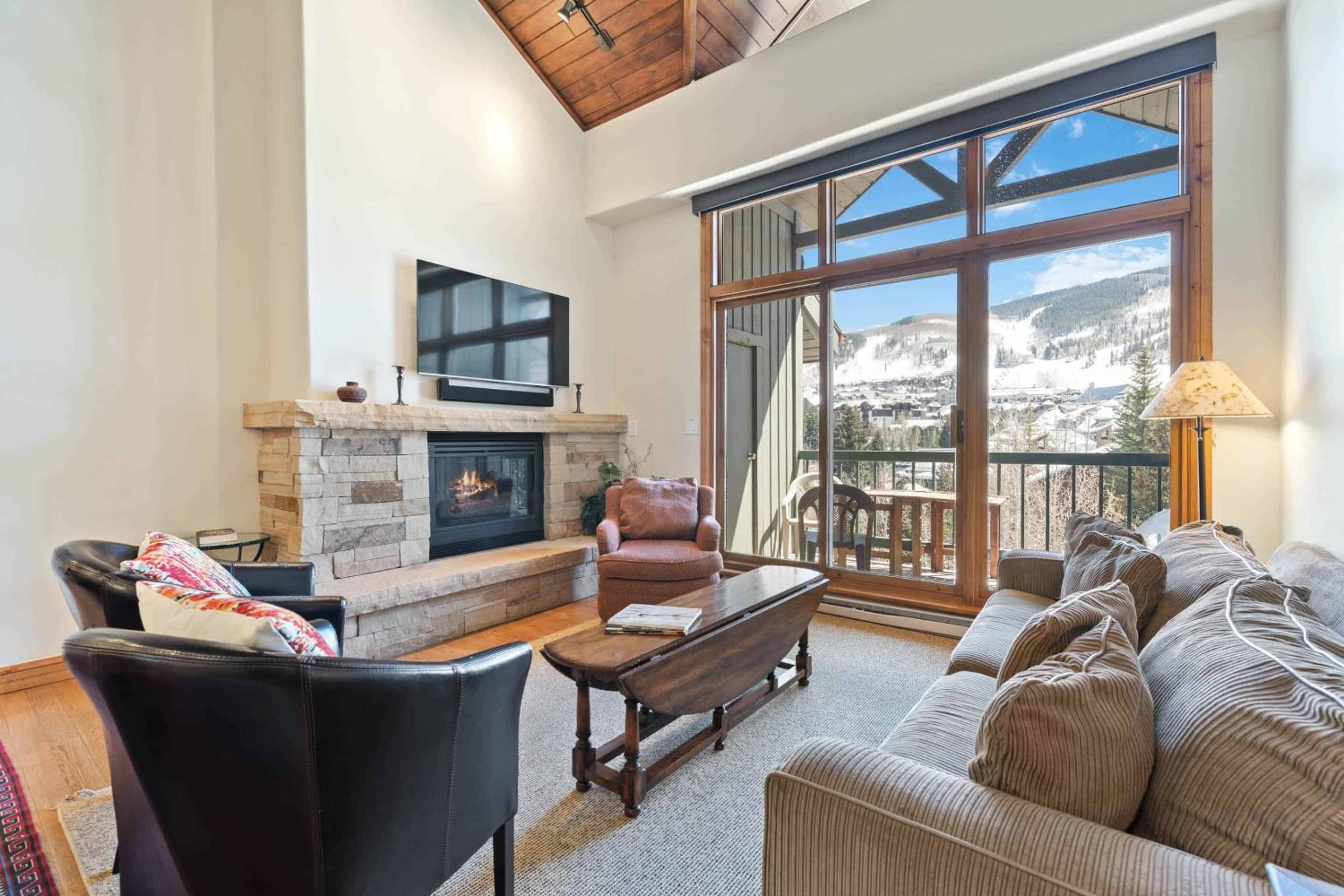 Three-Bedroom Apartment with Mountain View photo 1