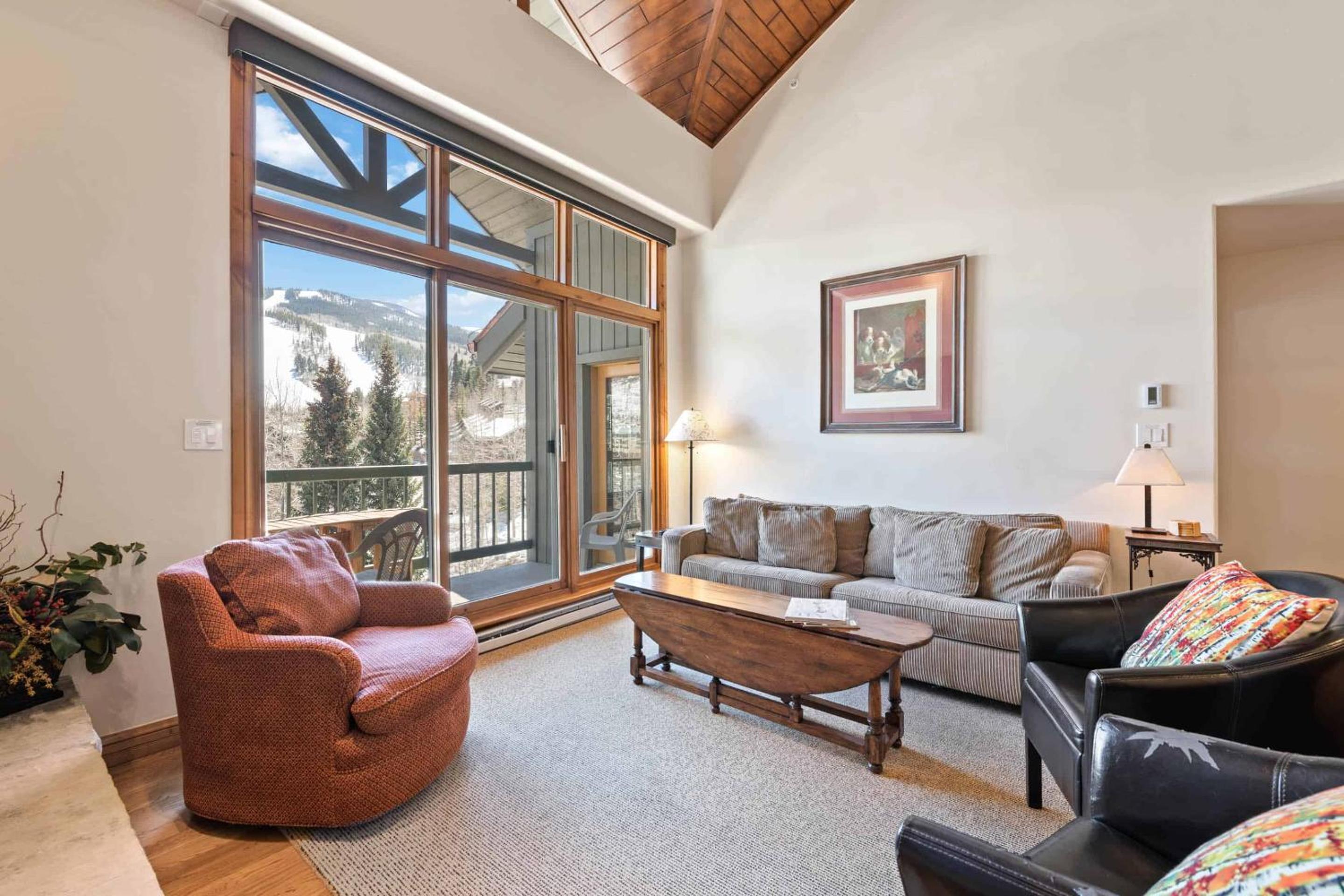 Three-Bedroom Apartment with Mountain View photo 3