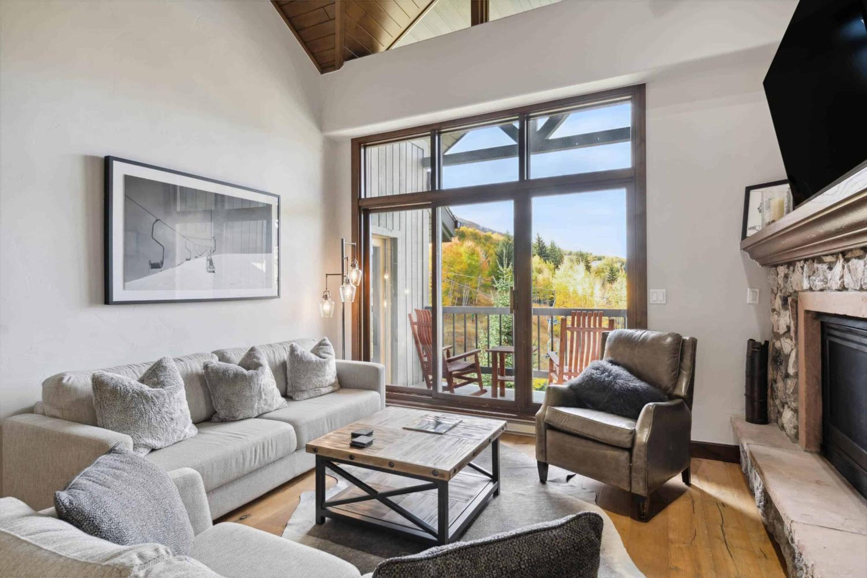 Three-Bedroom Apartment With Mountain View photo 2