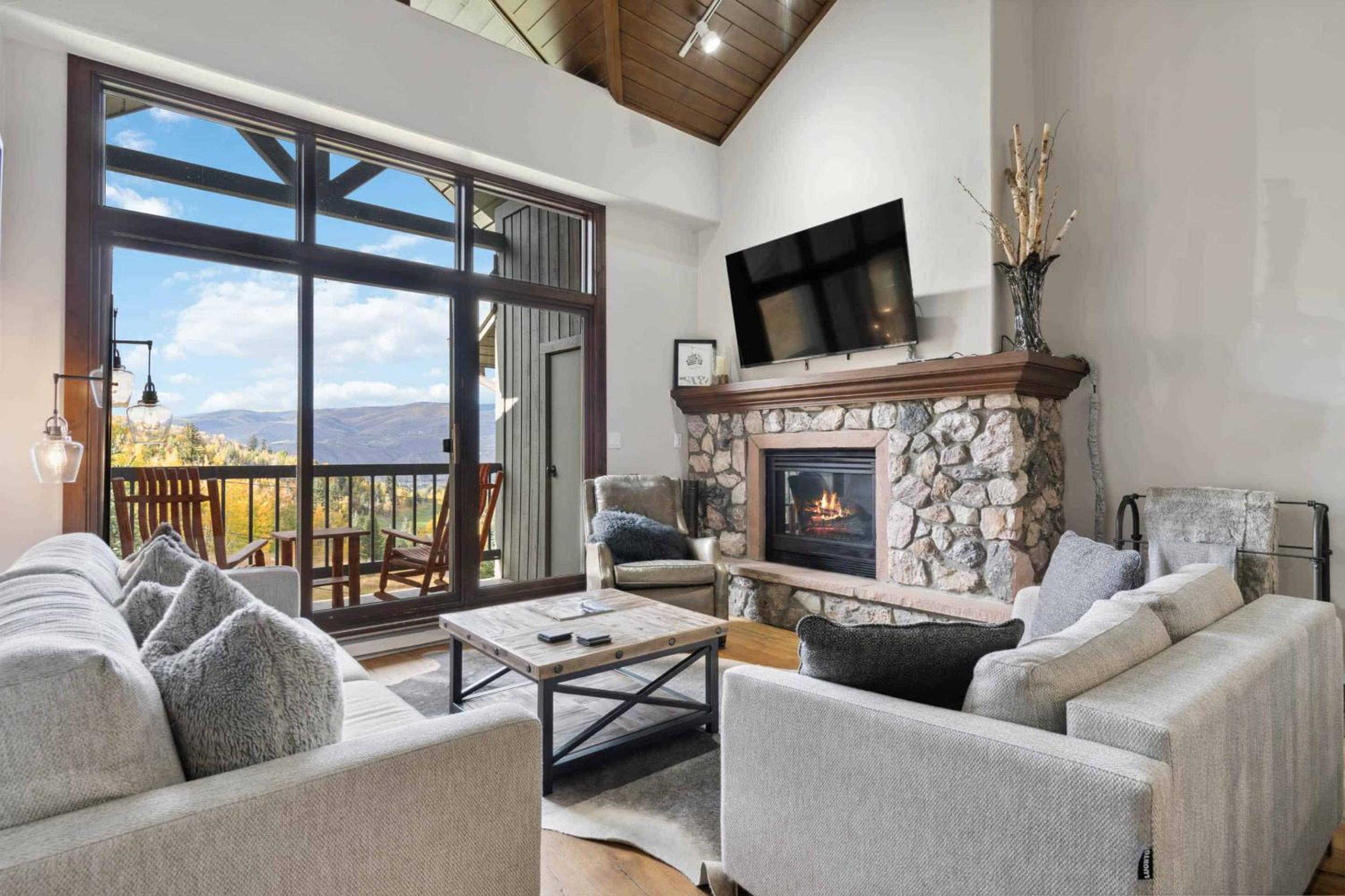 Three-Bedroom Apartment With Mountain View photo 1